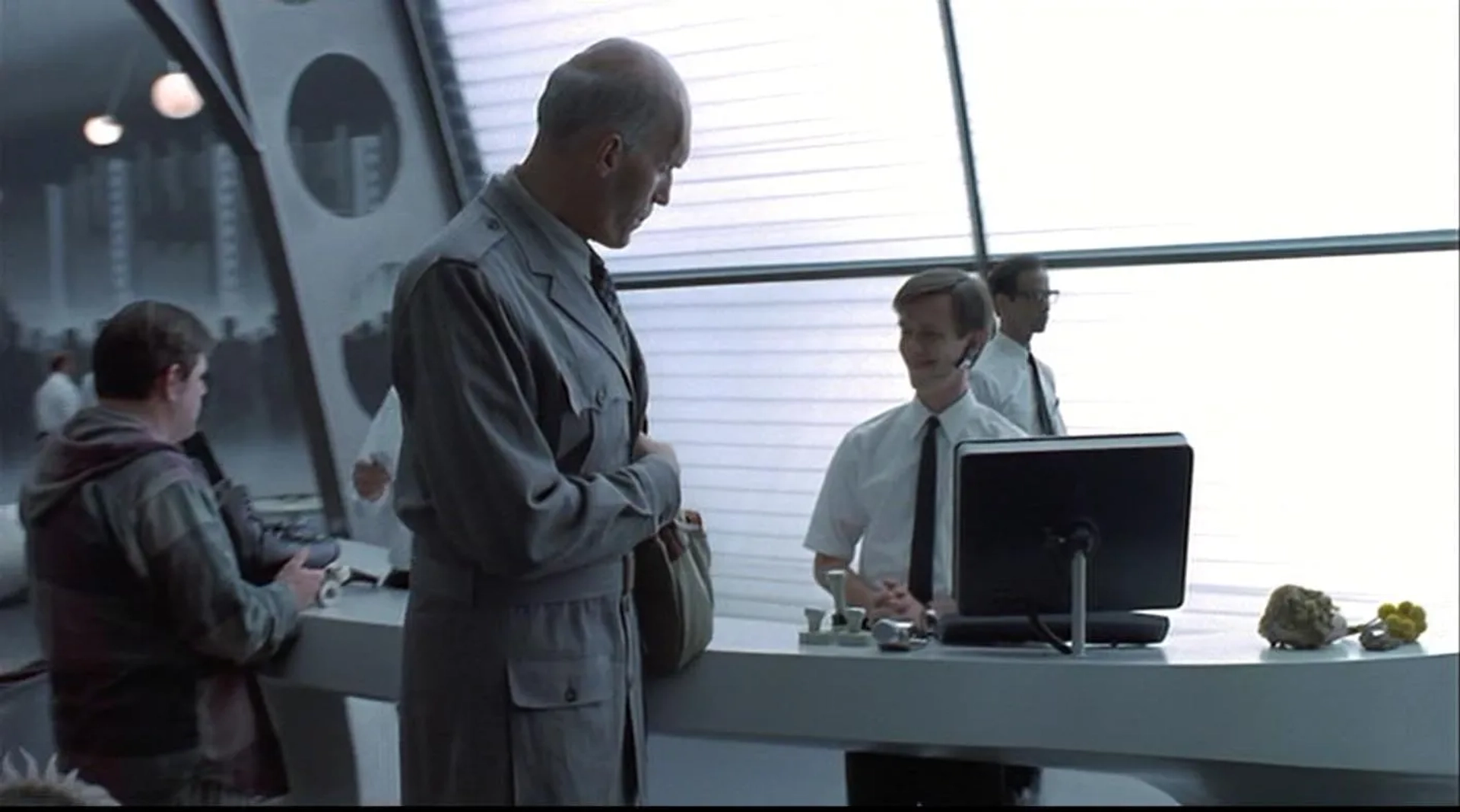 Carel Struycken and Sean Whalen in Men in Black (1997)