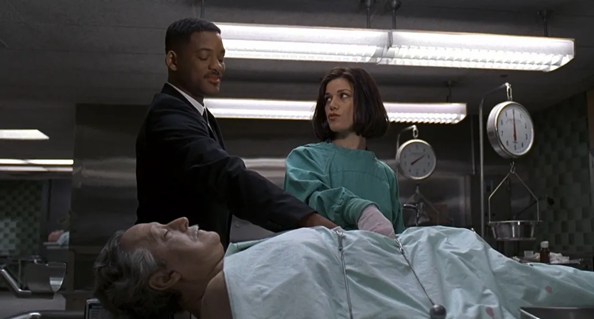 Will Smith, Linda Fiorentino, and Mike Nussbaum in Men in Black (1997)