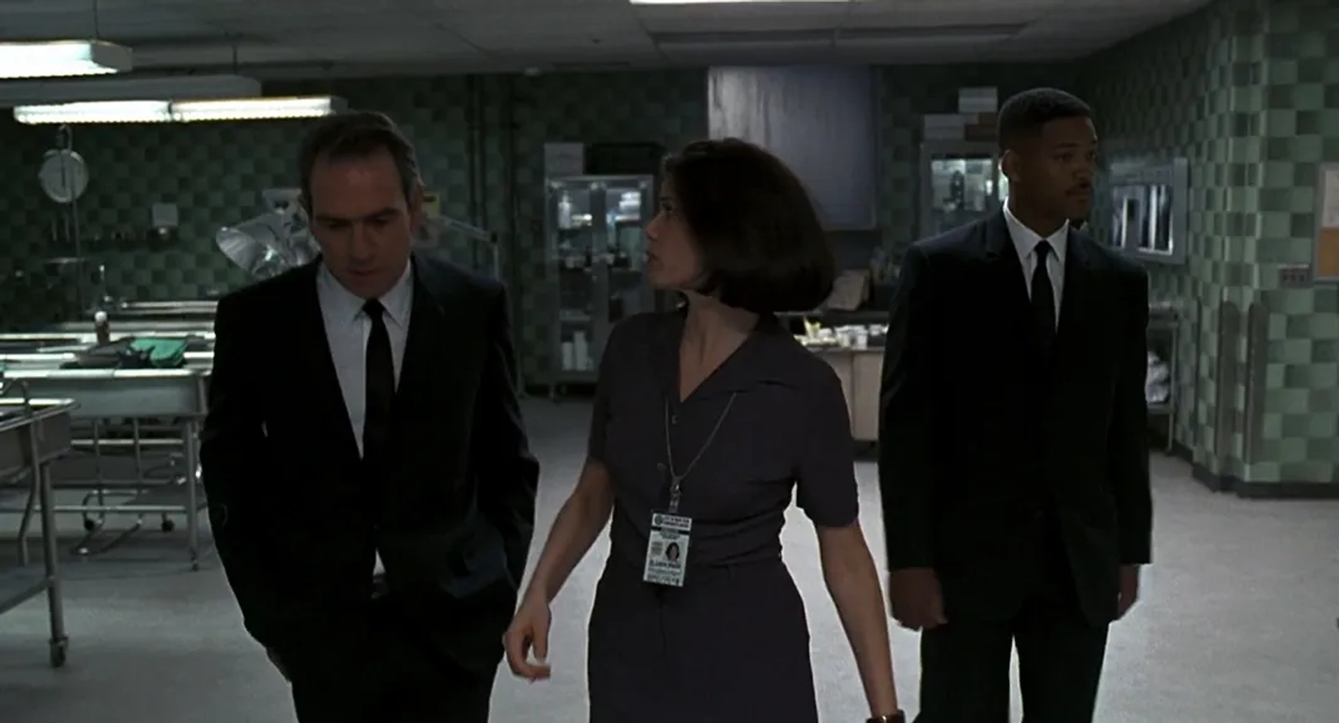 Tommy Lee Jones, Will Smith, and Linda Fiorentino in Men in Black (1997)