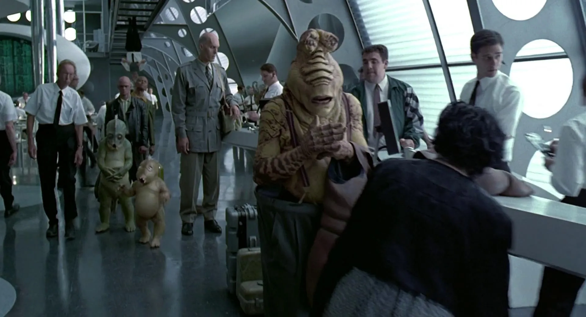 Debbie Lee Carrington, Carel Struycken, and Verne Troyer in Men in Black (1997)