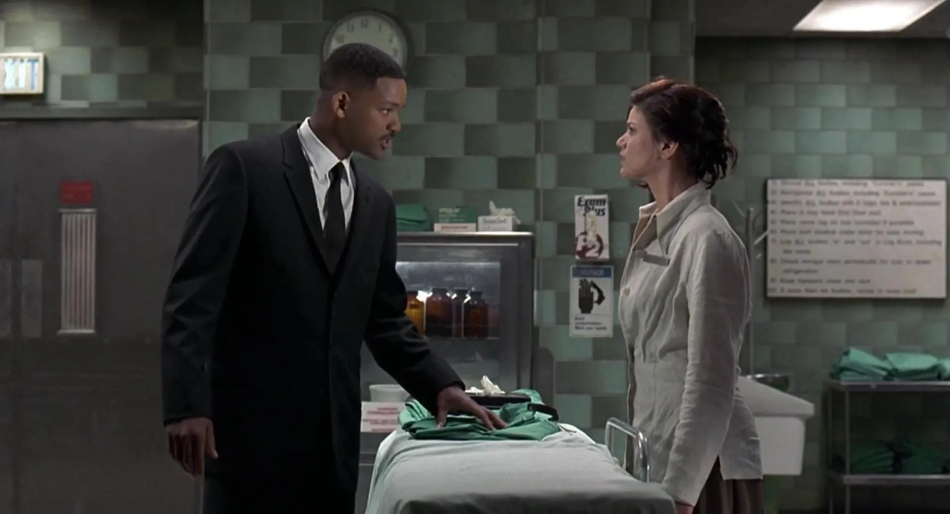 Will Smith and Linda Fiorentino in Men in Black (1997)