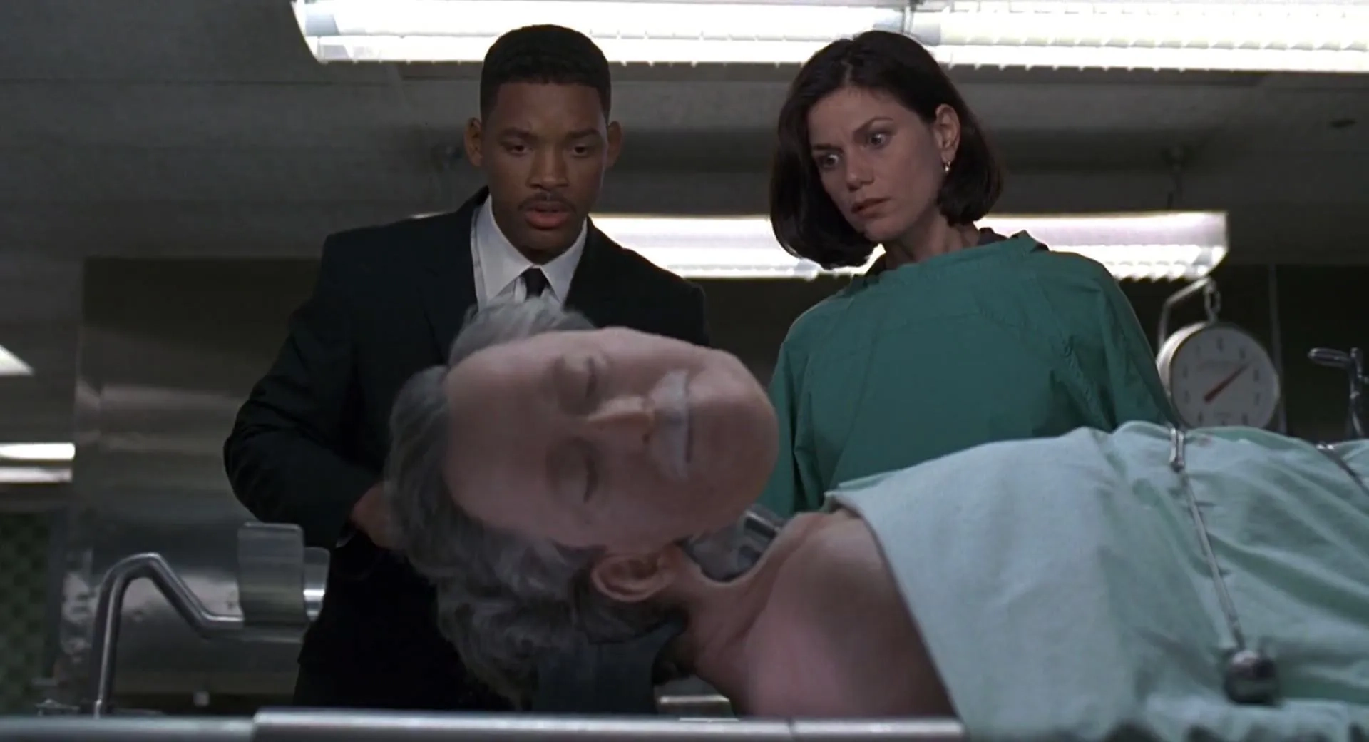 Will Smith, Linda Fiorentino, and Mike Nussbaum in Men in Black (1997)