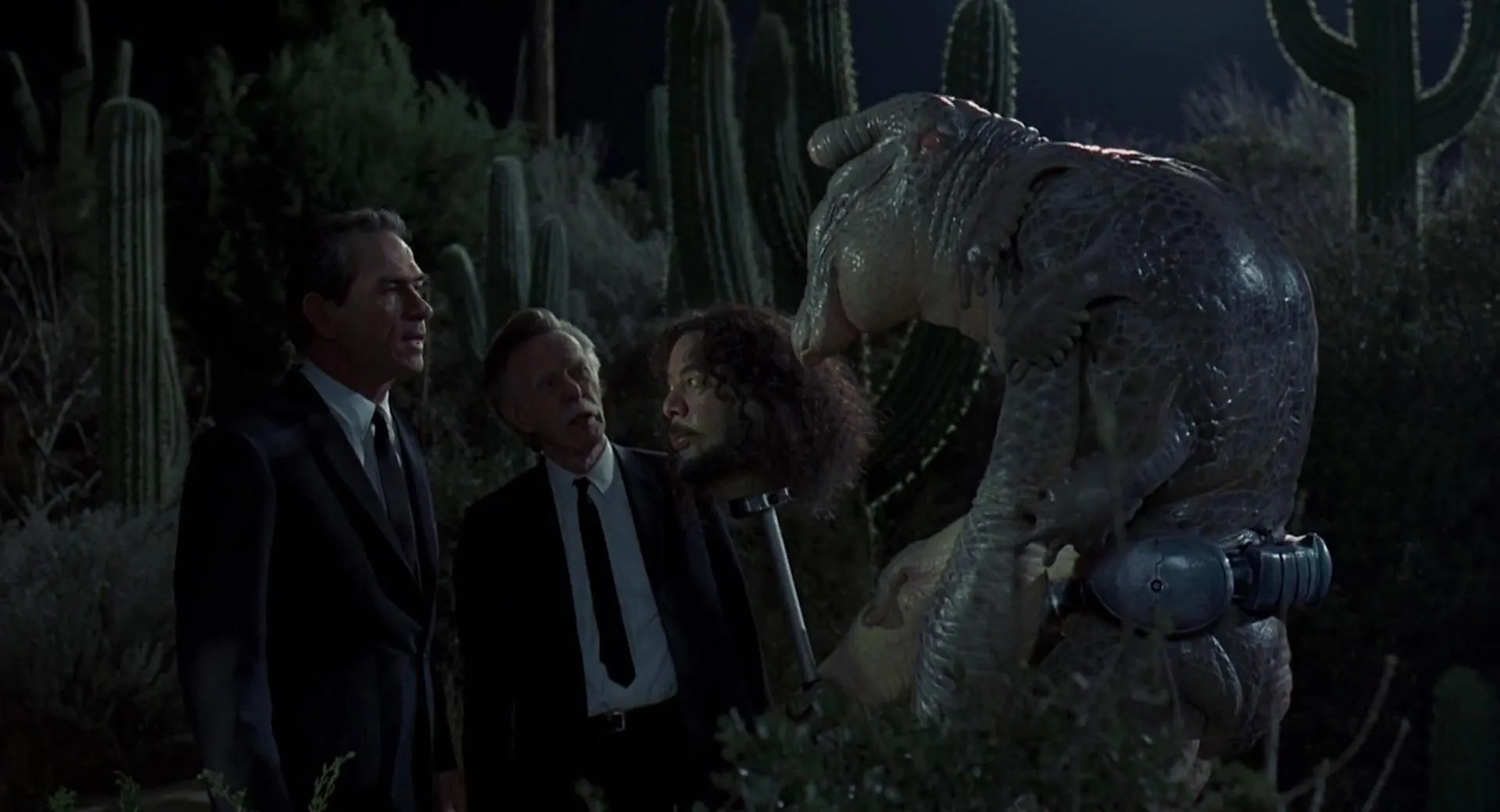 Tommy Lee Jones, John Alexander, Sergio Calderón, and Richard Hamilton in Men in Black (1997)