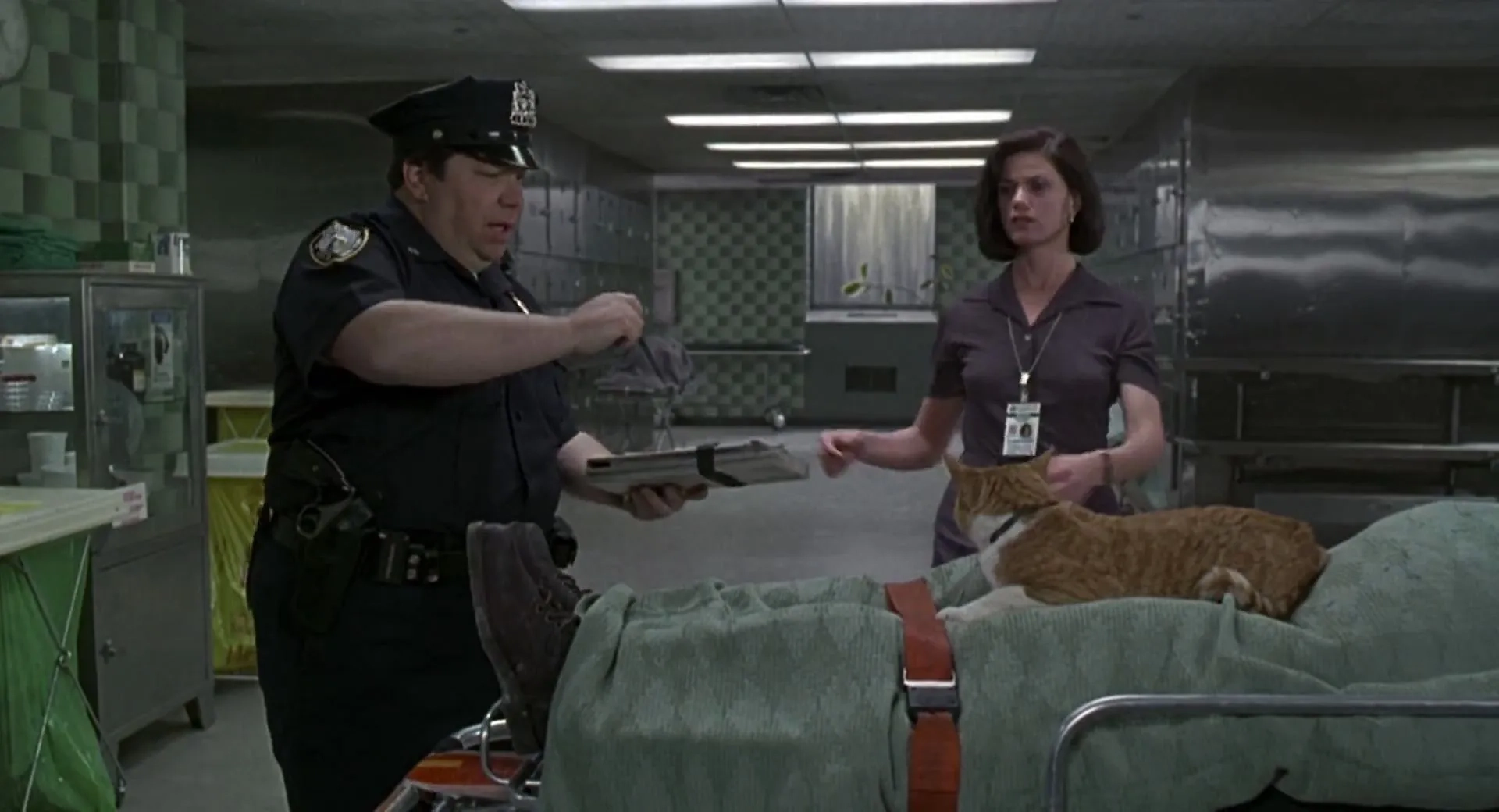 Linda Fiorentino and Michael Willis in Men in Black (1997)