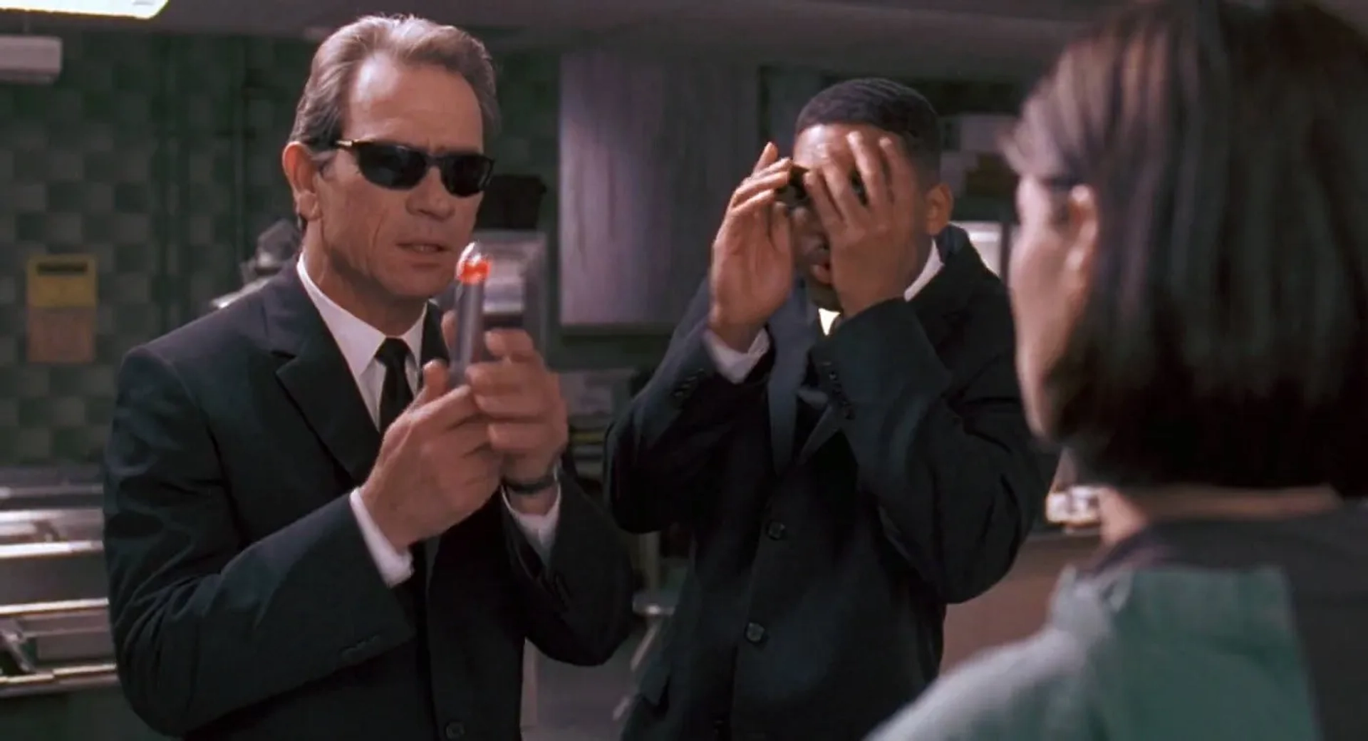 Tommy Lee Jones, Will Smith, and Linda Fiorentino in Men in Black (1997)