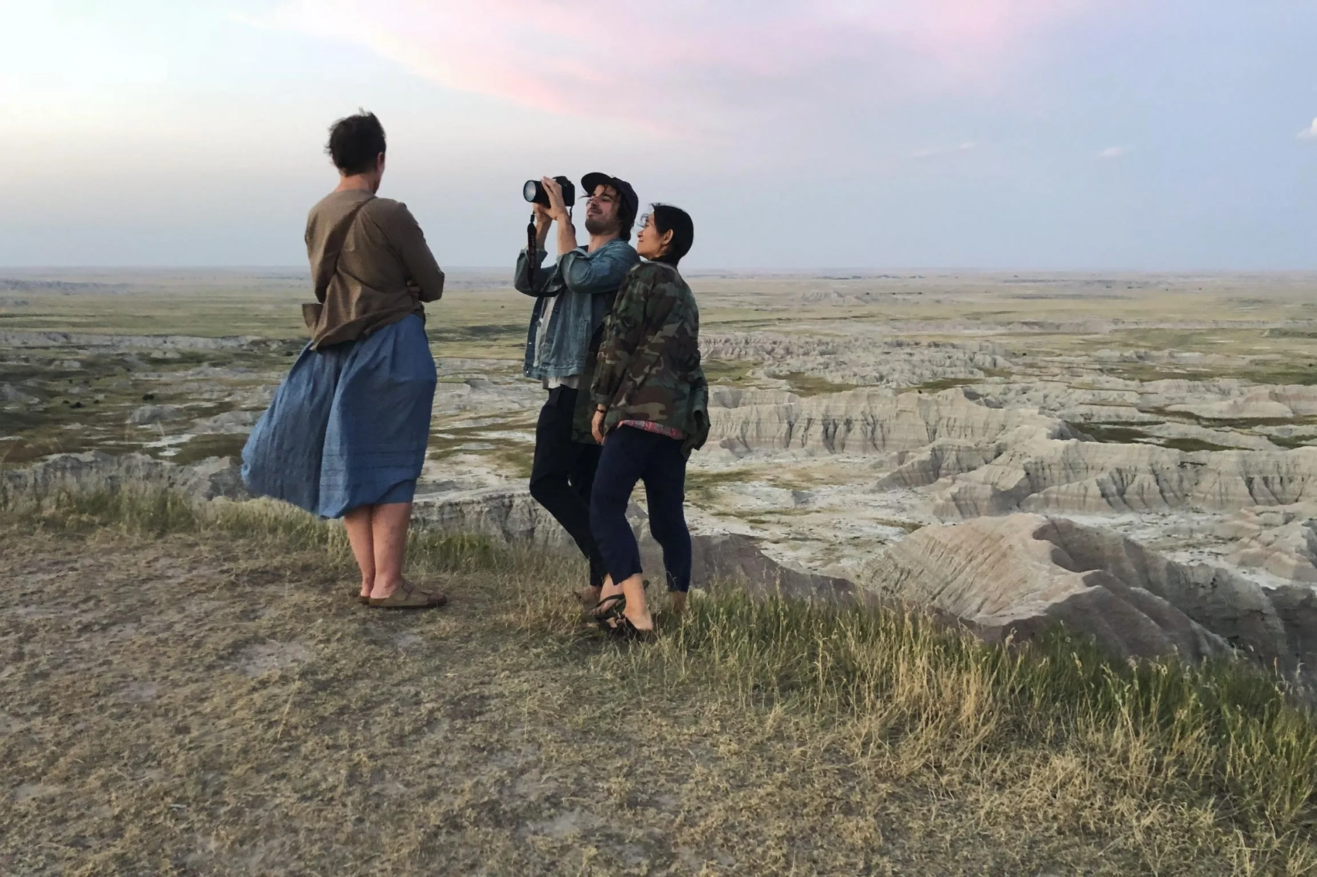 Frances McDormand, Chloé Zhao, and Joshua James Richards in Nomadland (2020)