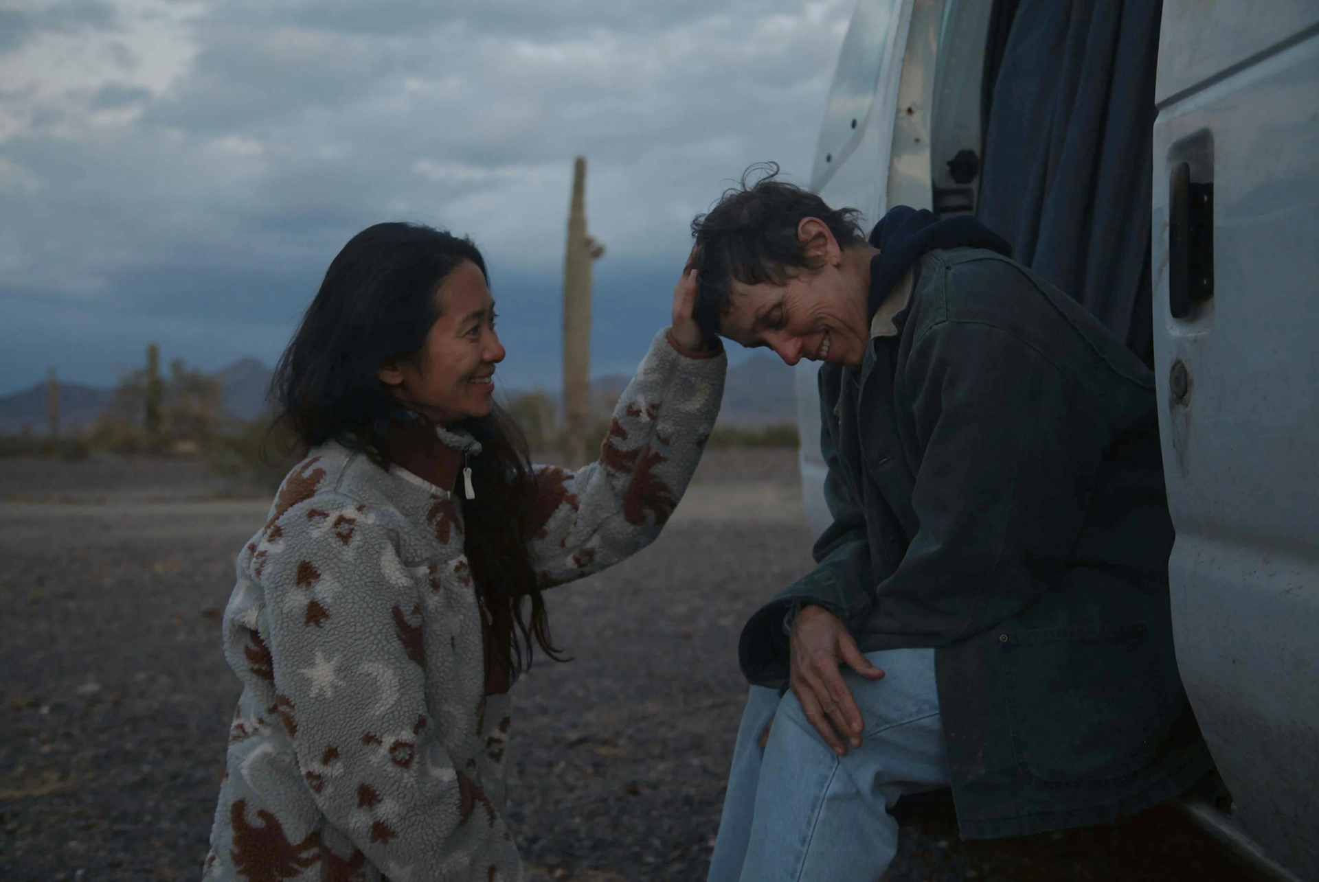 Frances McDormand and Chloé Zhao in Nomadland (2020)