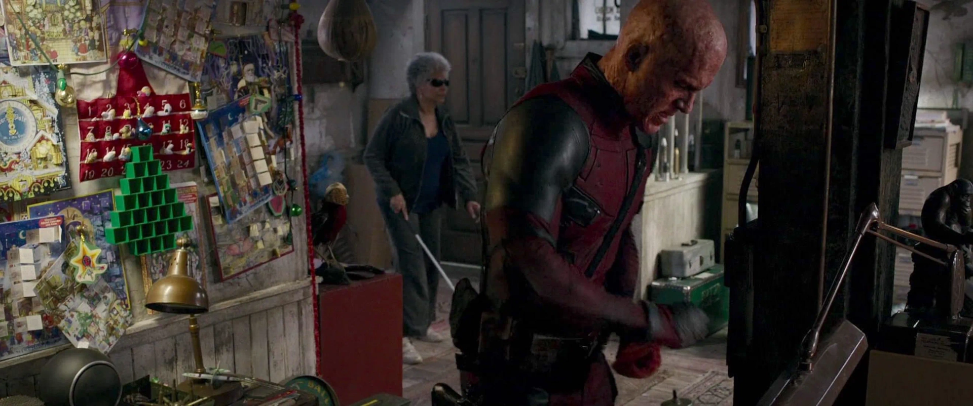 Ryan Reynolds and Leslie Uggams in Deadpool (2016)