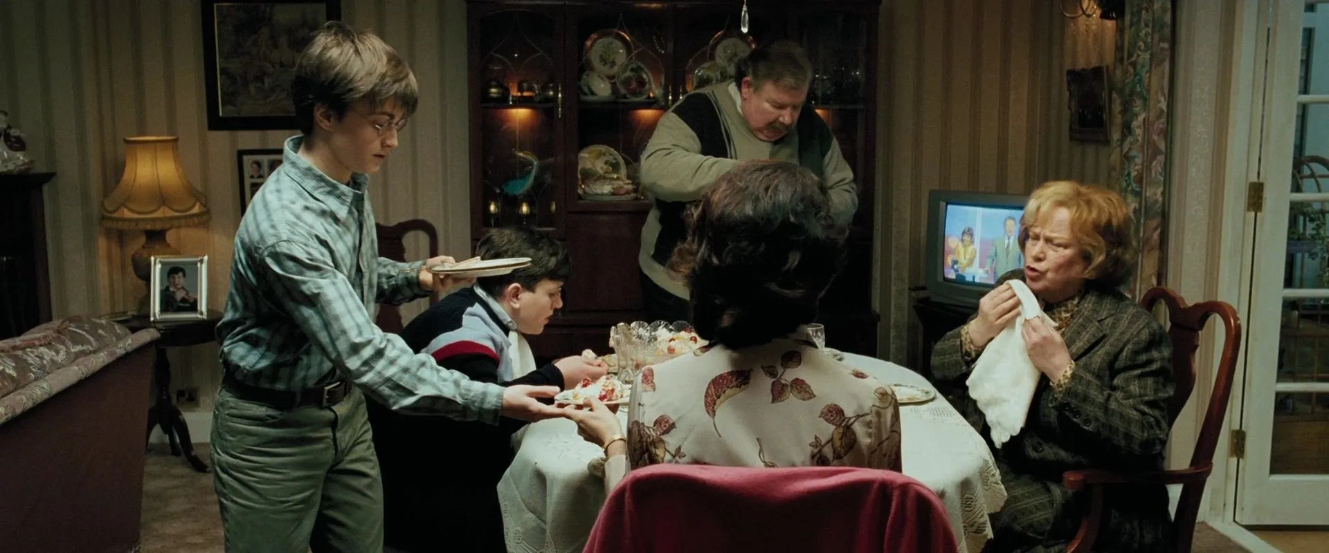 Pam Ferris, Richard Griffiths, Harry Melling, Daniel Radcliffe, and Fiona Shaw in Harry Potter and the Prisoner of Azkaban (2004)