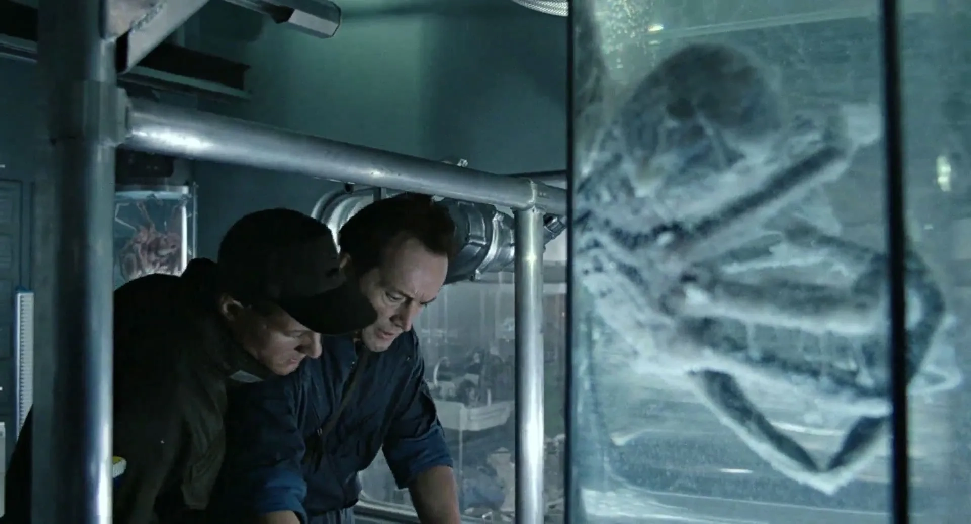 Lance Henriksen and Daniel Kash in Aliens (1986)