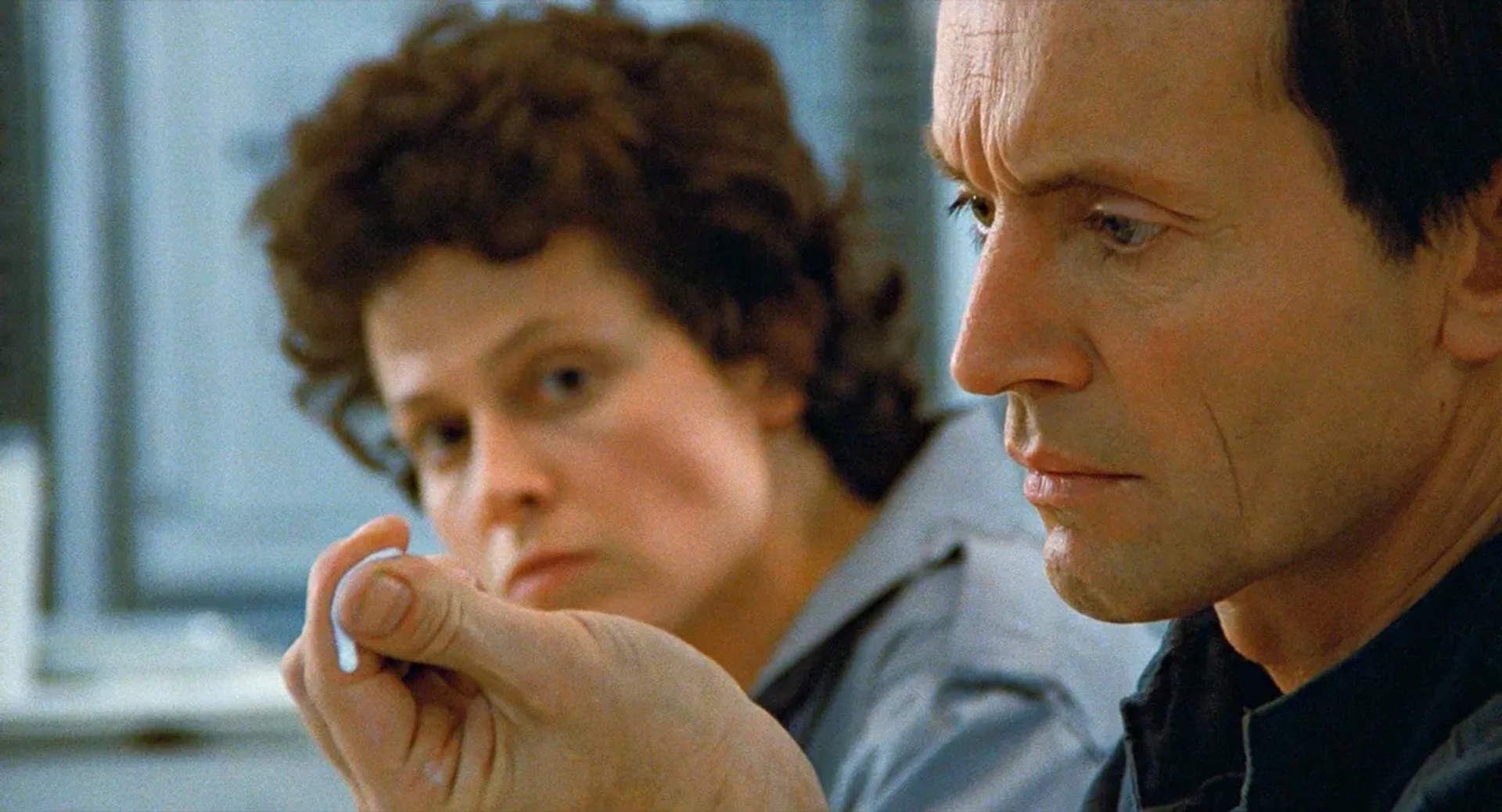 Sigourney Weaver and Lance Henriksen in Aliens (1986)