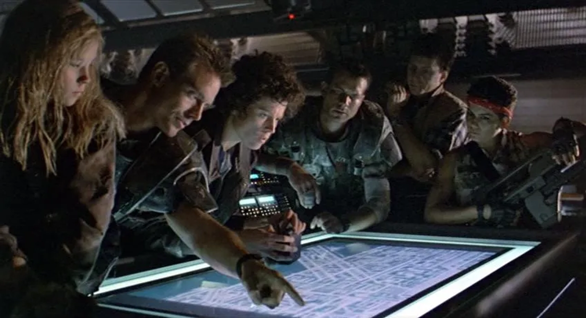 Bill Paxton, Sigourney Weaver, Michael Biehn, Jenette Goldstein, Carrie Henn, and Paul Reiser in Aliens (1986)