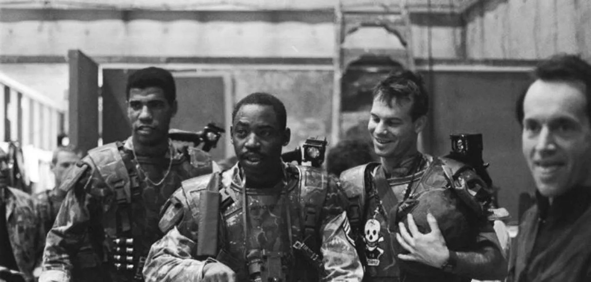 Bill Paxton, Lance Henriksen, and Ricco Ross in Aliens (1986)