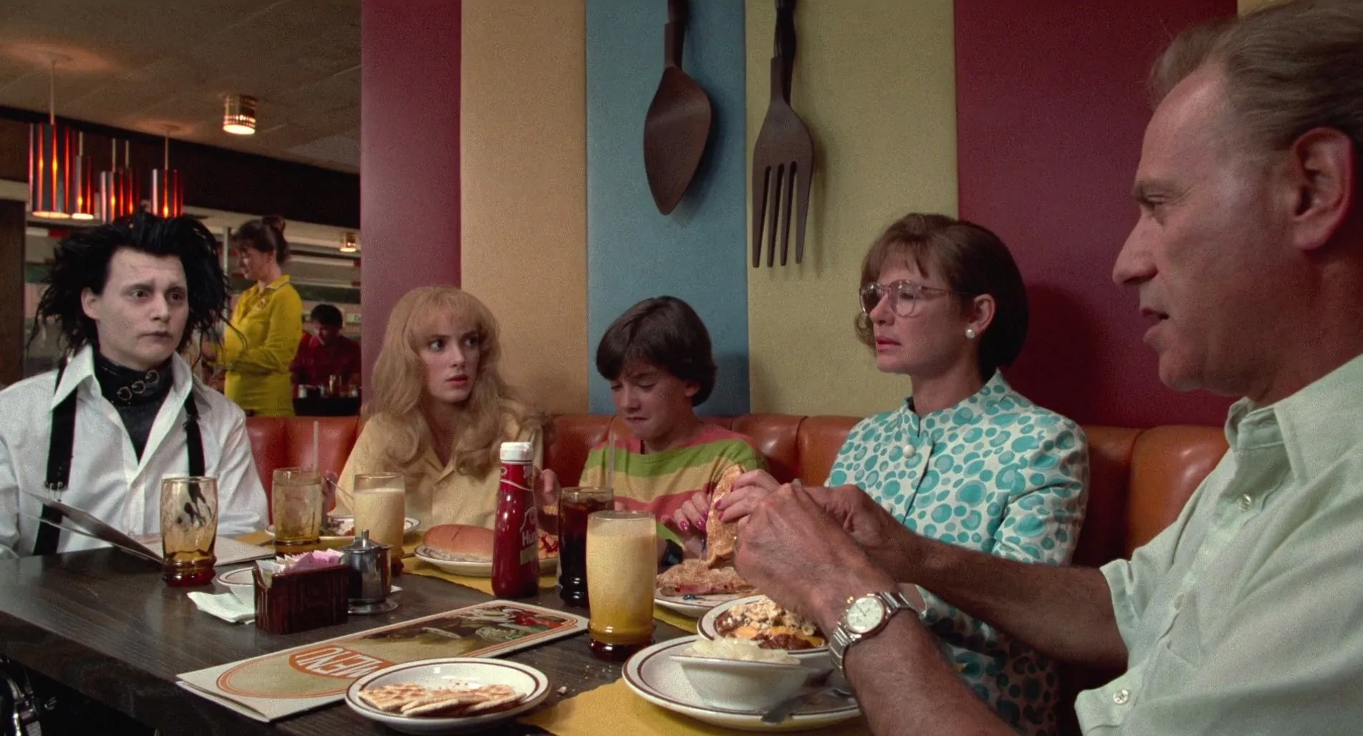 Johnny Depp, Winona Ryder, Alan Arkin, Dianne Wiest, and Robert Oliveri in Edward Scissorhands (1990)