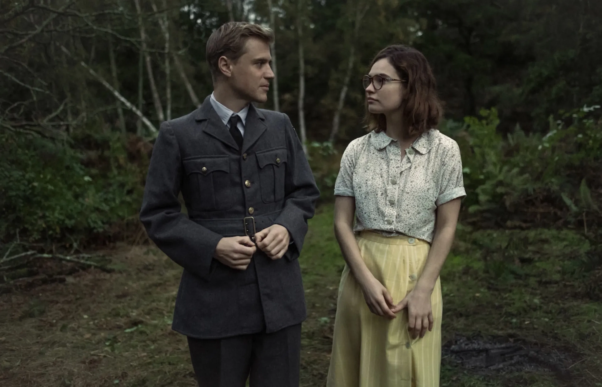 Johnny Flynn and Lily James in The Dig (2021)