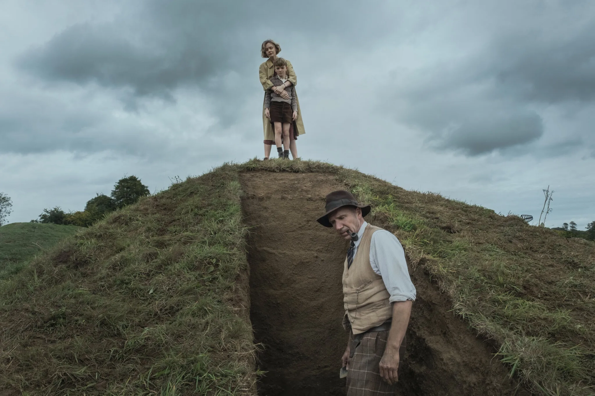 Ralph Fiennes, Archie Barnes, and Carey Mulligan in The Dig (2021)