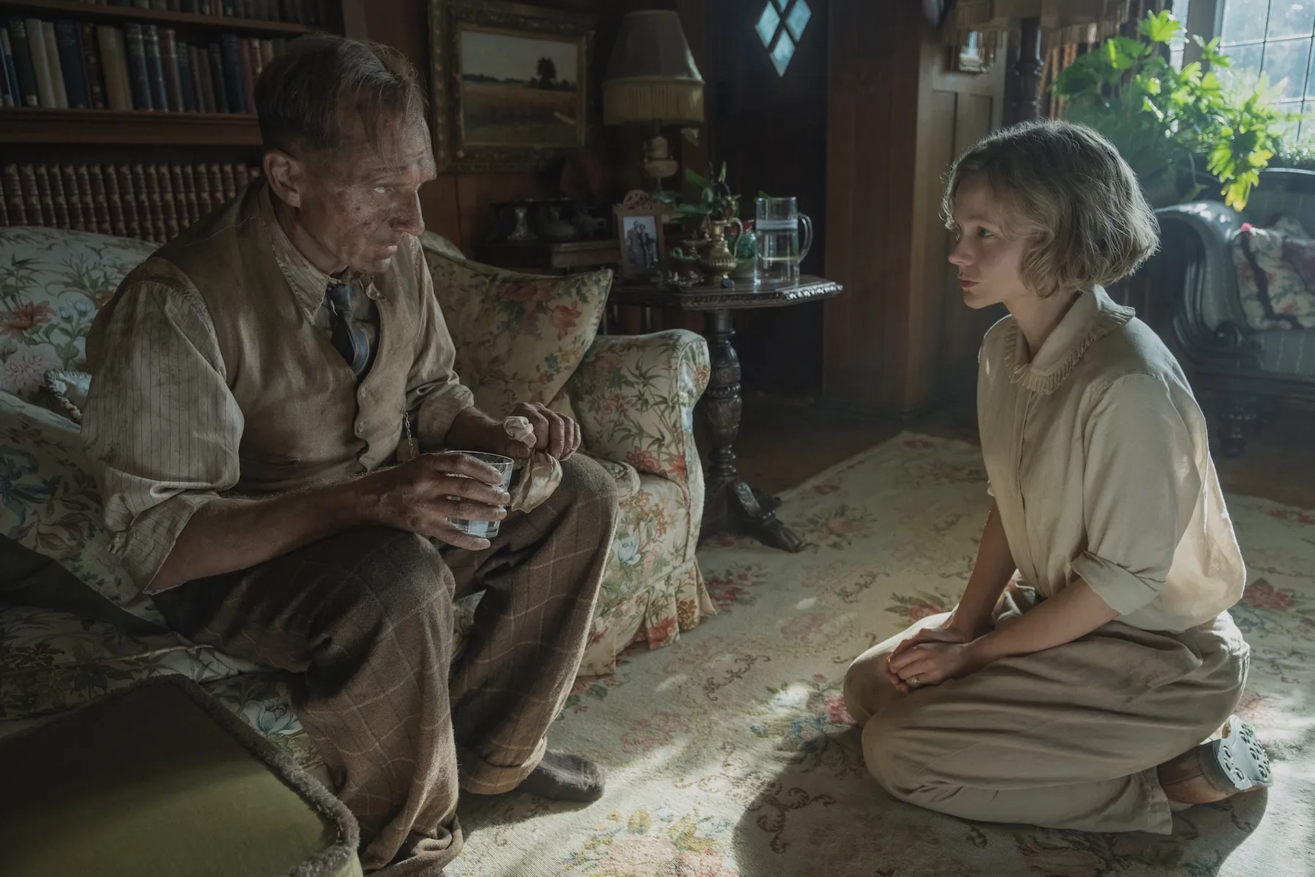 Ralph Fiennes and Carey Mulligan in The Dig (2021)