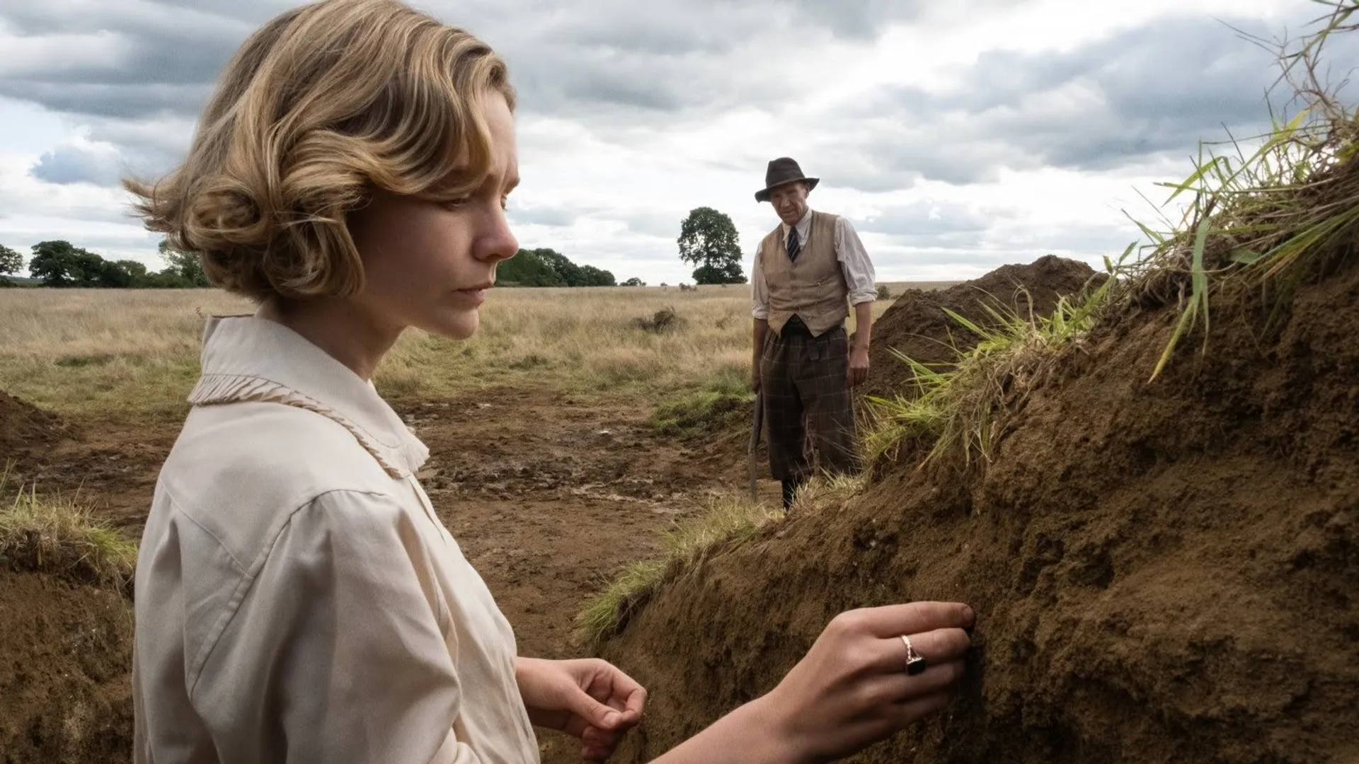 Ralph Fiennes and Carey Mulligan in The Dig (2021)