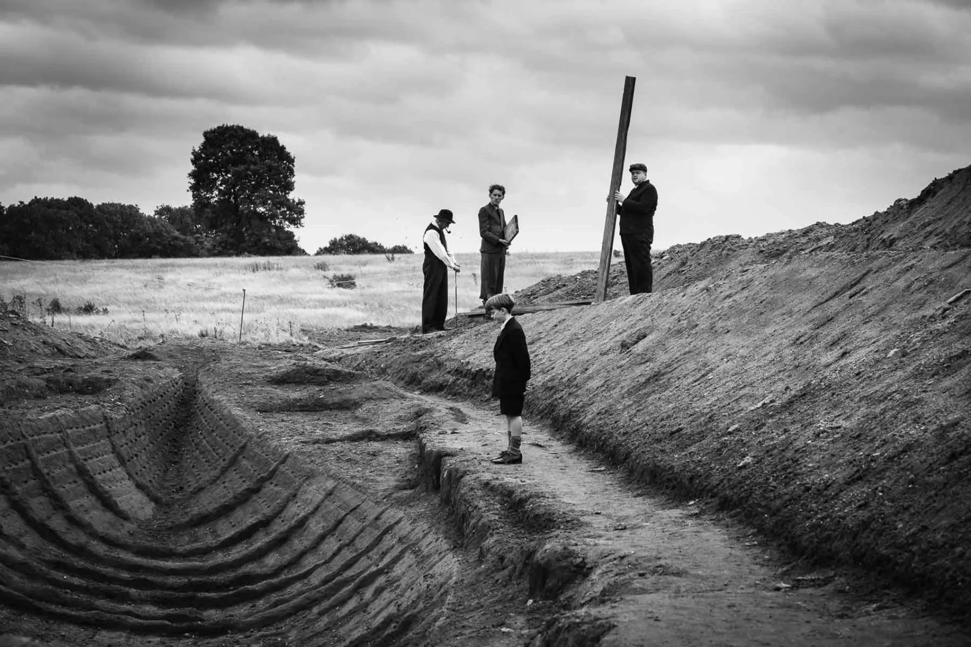 Ralph Fiennes, Archie Barnes, Joe Hurst, and James Dryden in The Dig (2021)