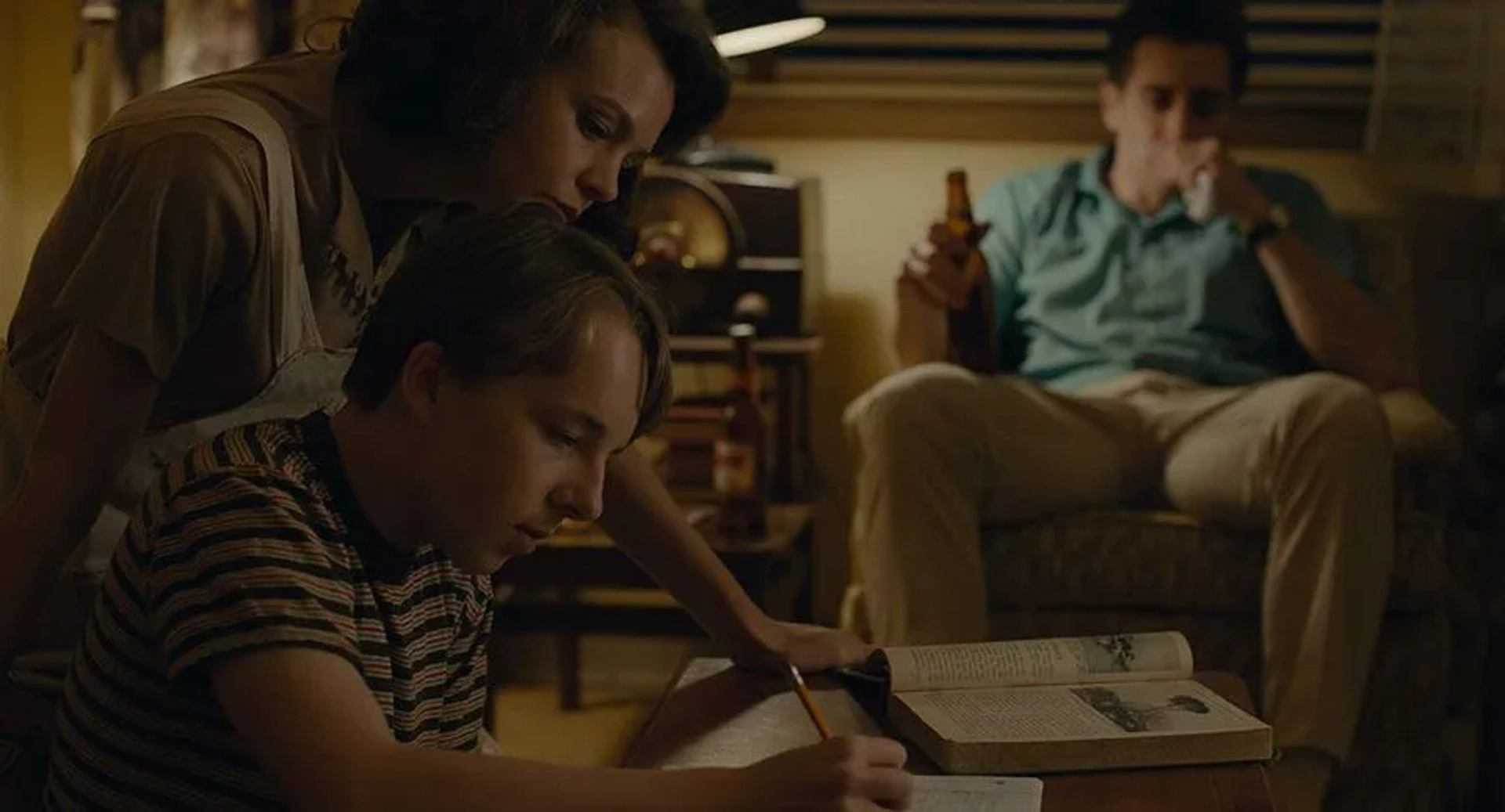 Jake Gyllenhaal, Carey Mulligan, and Ed Oxenbould in Wildlife (2018)