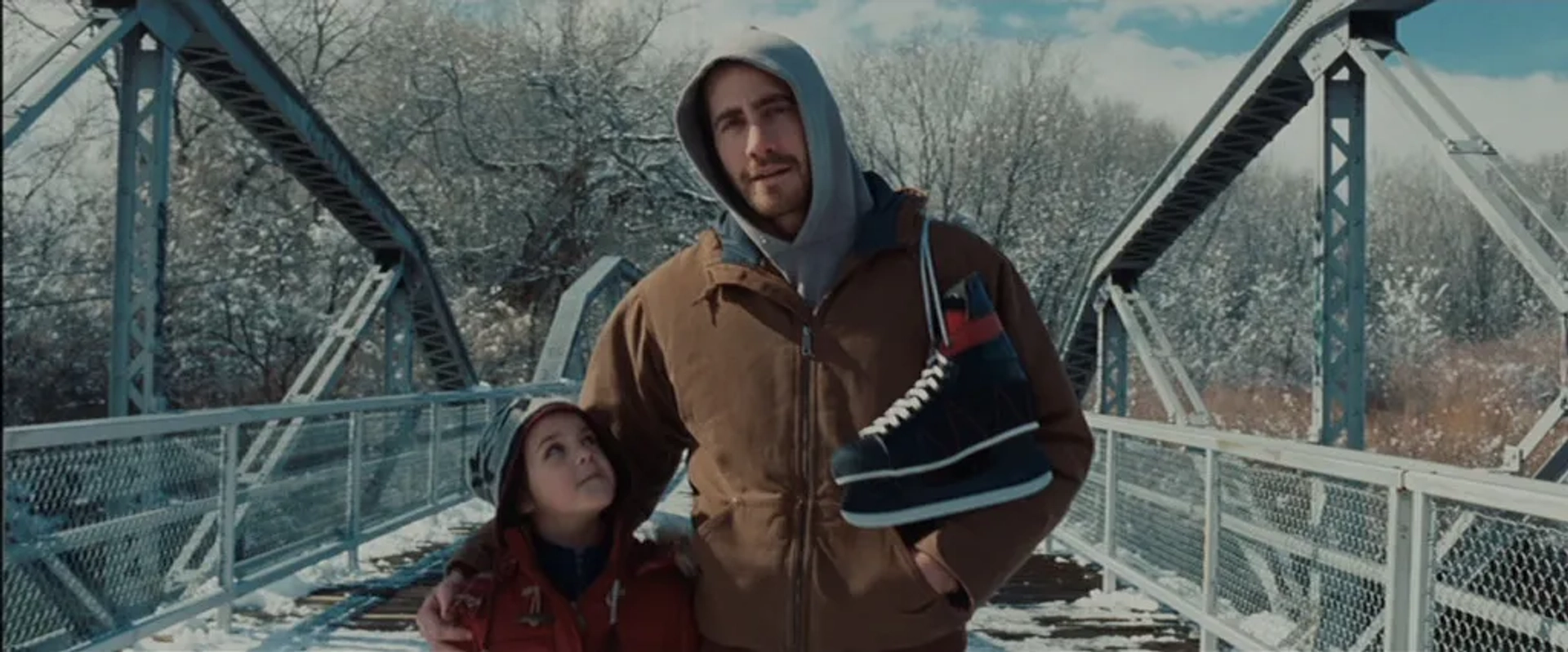 Jake Gyllenhaal and Bailee Madison in Brothers (2009)