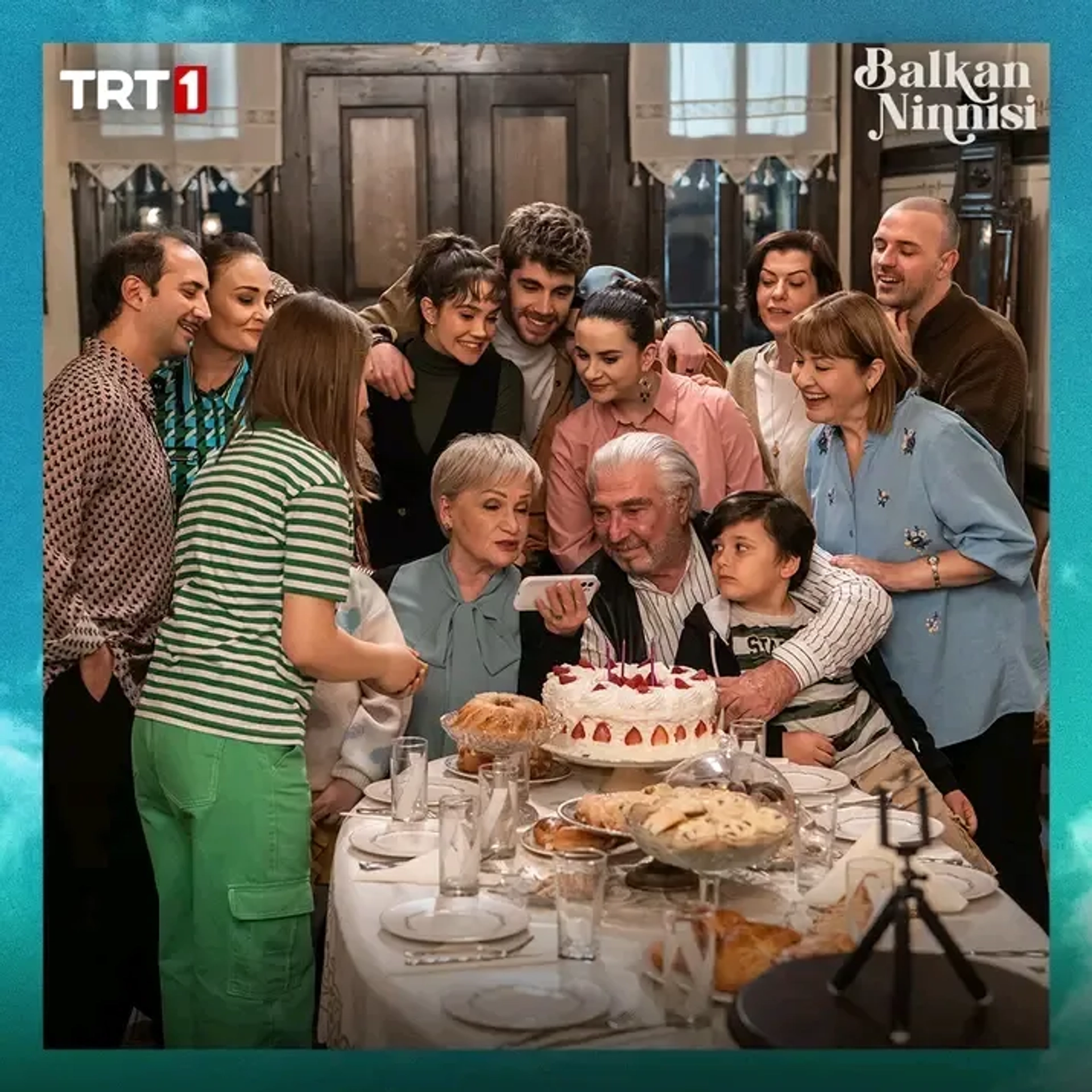 Erdal Özyagcilar, Emine Halil, Merih Öztürk, Selviye Inci, Bedija Begovska, Erman Saban, Özlem Türkad, Filiz Ahmet, Suzana Akbelge, Sarp Bozkurt, Gözde Cigaci, Banu Sahin, and Emre Bey in Balkan Ninnisi (2022)