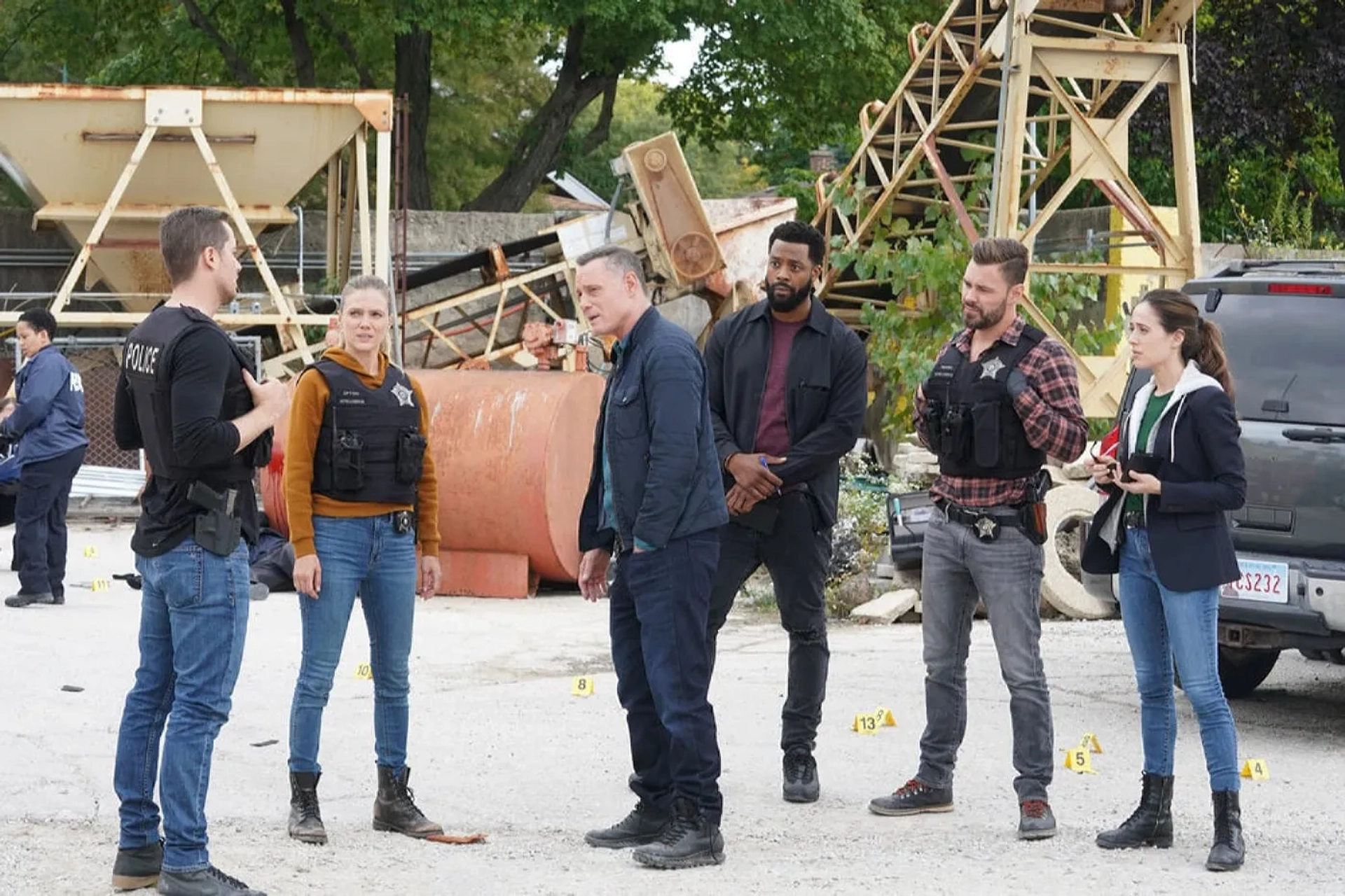 Jason Beghe, Jesse Lee Soffer, Patrick John Flueger, Marina Squerciati, Tracy Spiridakos, and LaRoyce Hawkins in Chicago P.D.: Trust Me (2021)