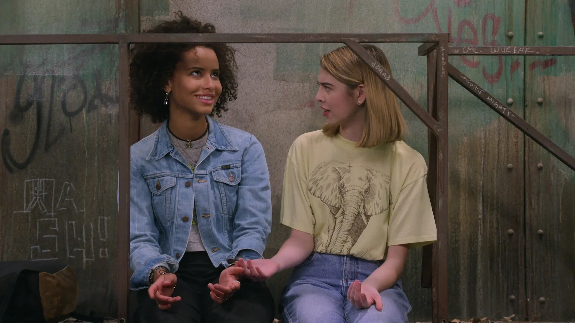 Ashley Aufderheide and Callie Haverda in That '90s Show (2023)