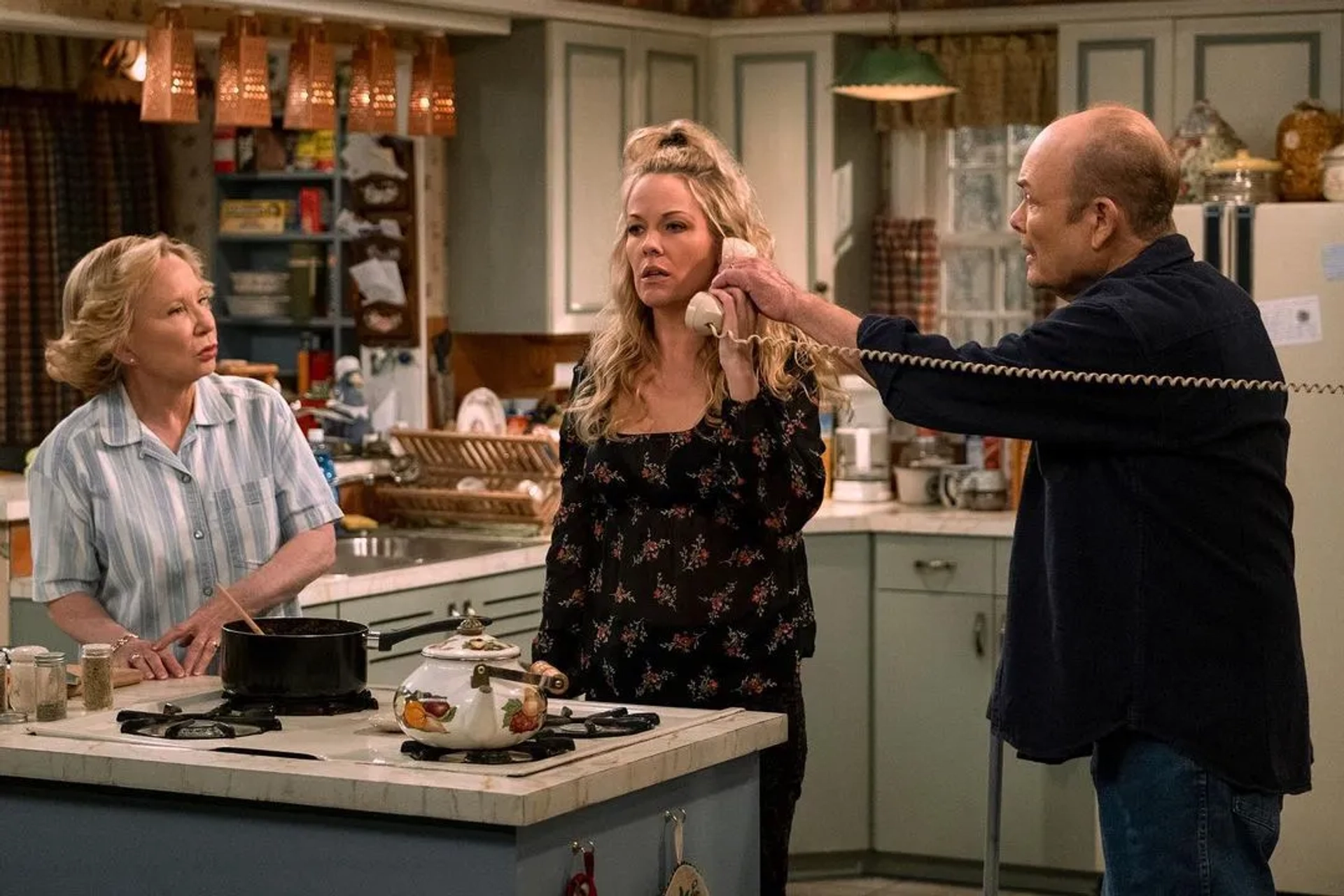 Kurtwood Smith, Debra Jo Rupp, and Andrea Anders in That '90s Show (2023)