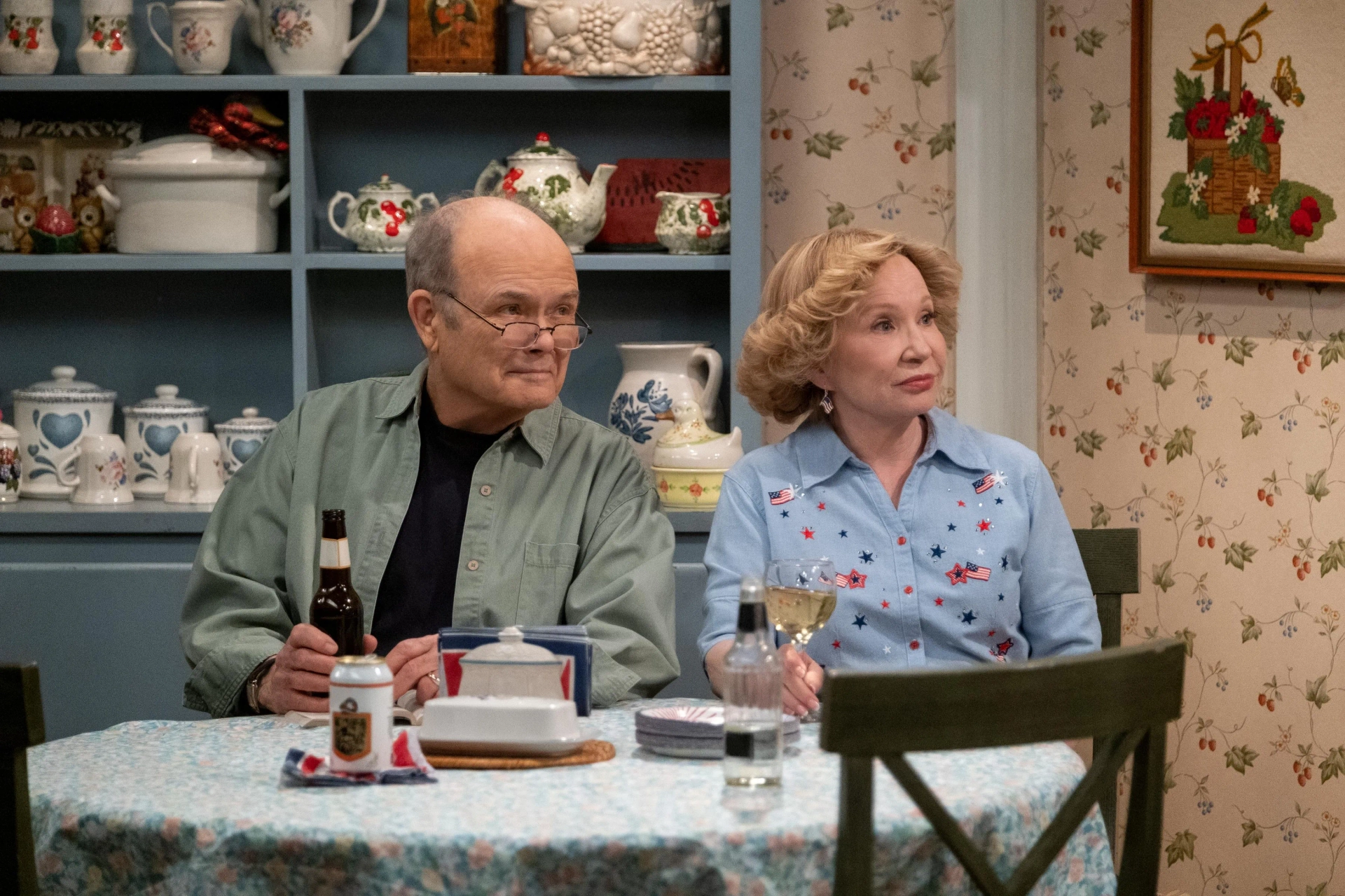 Kurtwood Smith and Debra Jo Rupp in That '90s Show (2023)