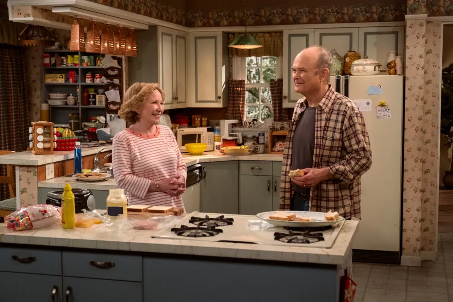 Kurtwood Smith and Debra Jo Rupp in That '90s Show (2023)