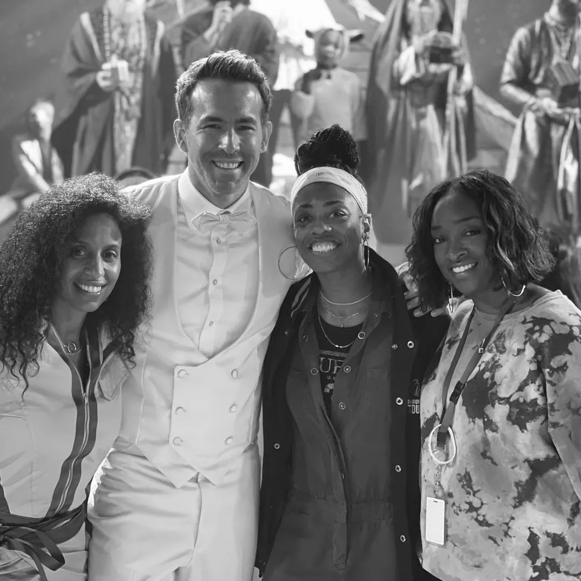 Ryan Reynolds, Chloe Arnold, Martha Nichols, and Ava Bernstine in Spirited (2022)