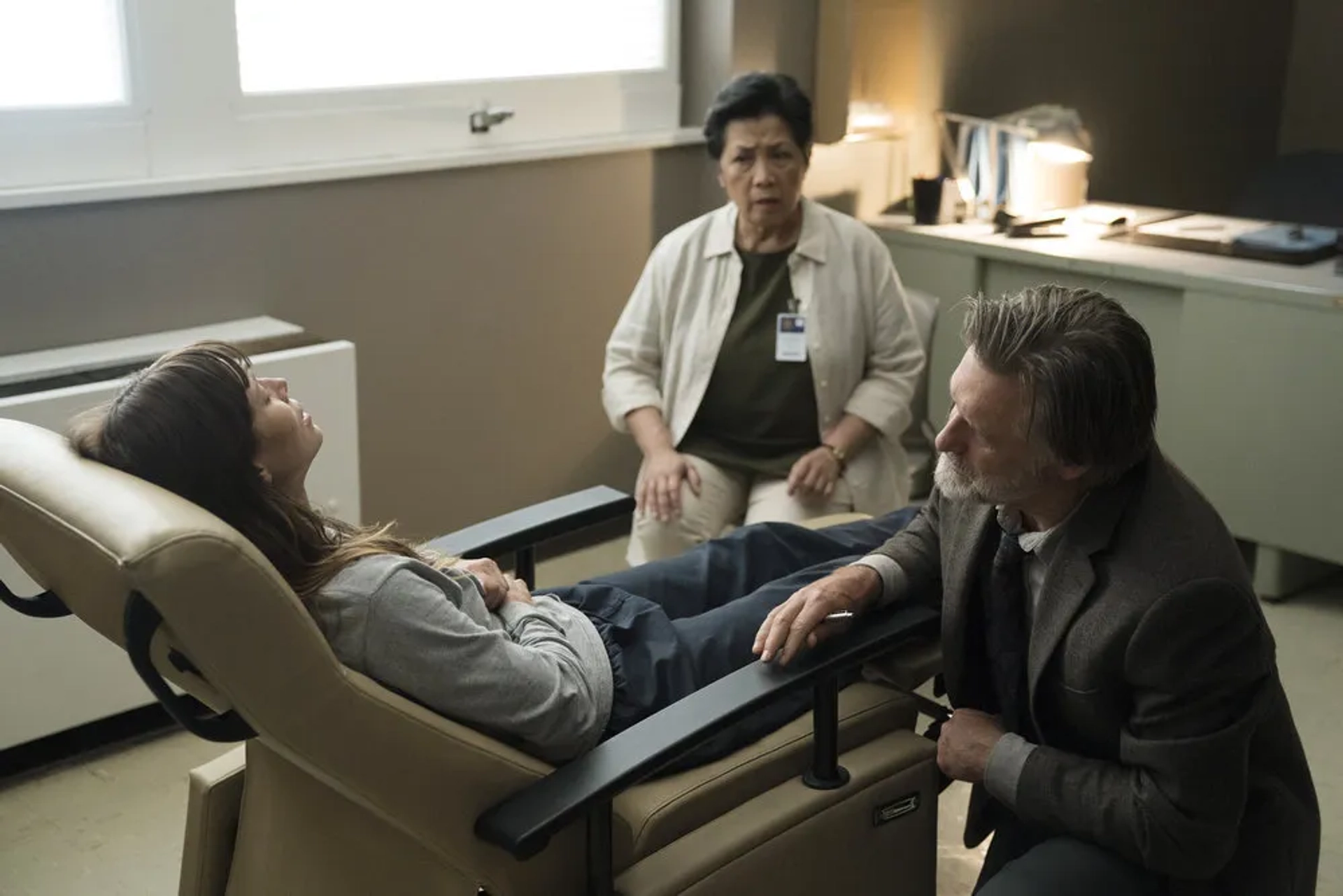 Bill Pullman, Jessica Biel, and Mia Katigbak in The Sinner (2017)