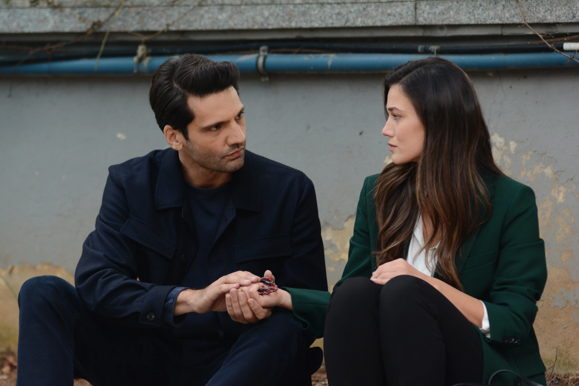 Kaan Urgancioglu and Pinar Deniz in Family Secrets (2021)