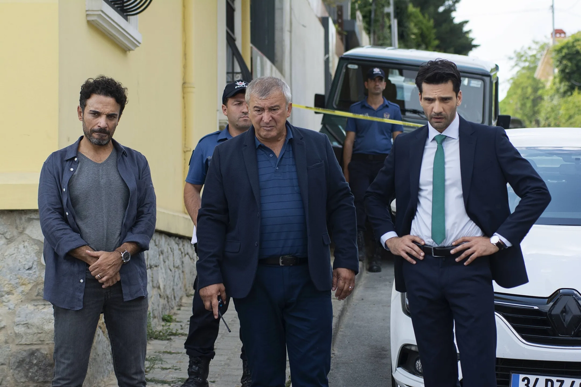 Kaan Urgancioglu, Hüseyin Avni Danyal, and Ugur Aslan in Family Secrets (2021)