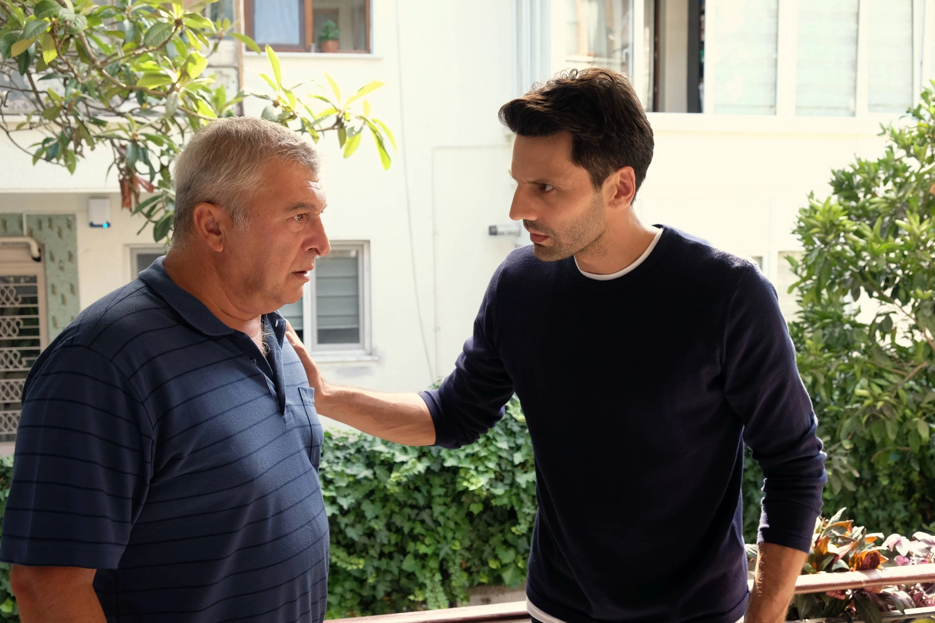 Kaan Urgancioglu and Hüseyin Avni Danyal in Family Secrets (2021)