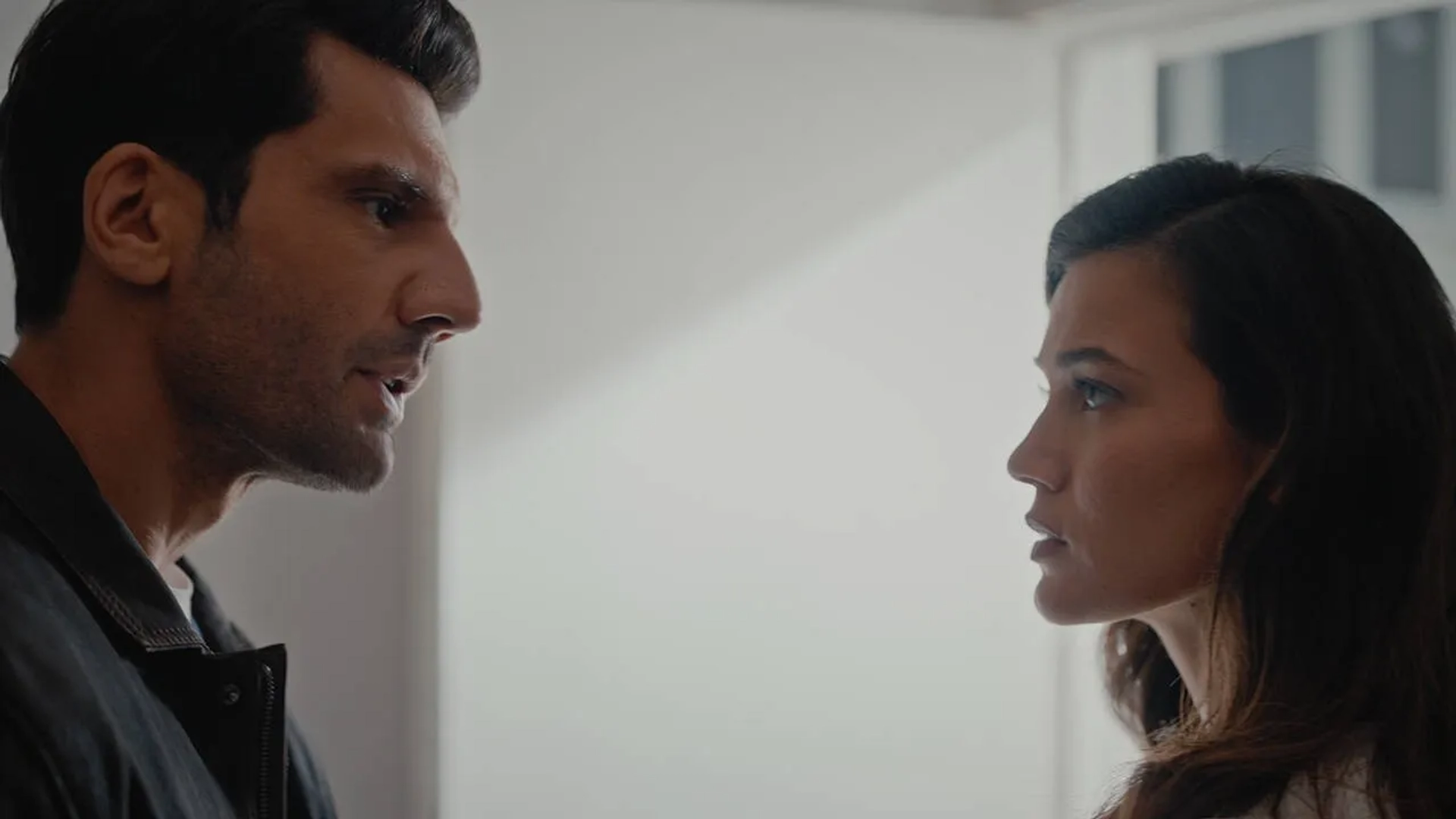 Kaan Urgancioglu and Pinar Deniz in Family Secrets (2021)