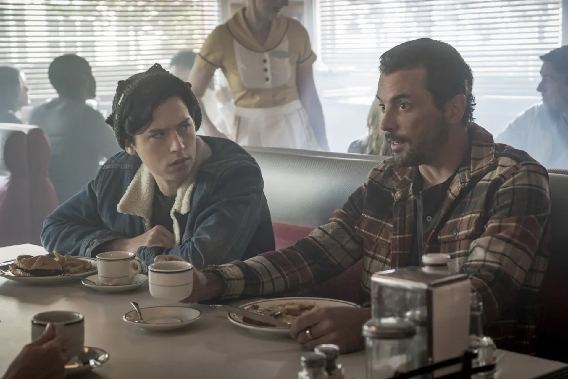 Skeet Ulrich and Cole Sprouse in Riverdale (2017)