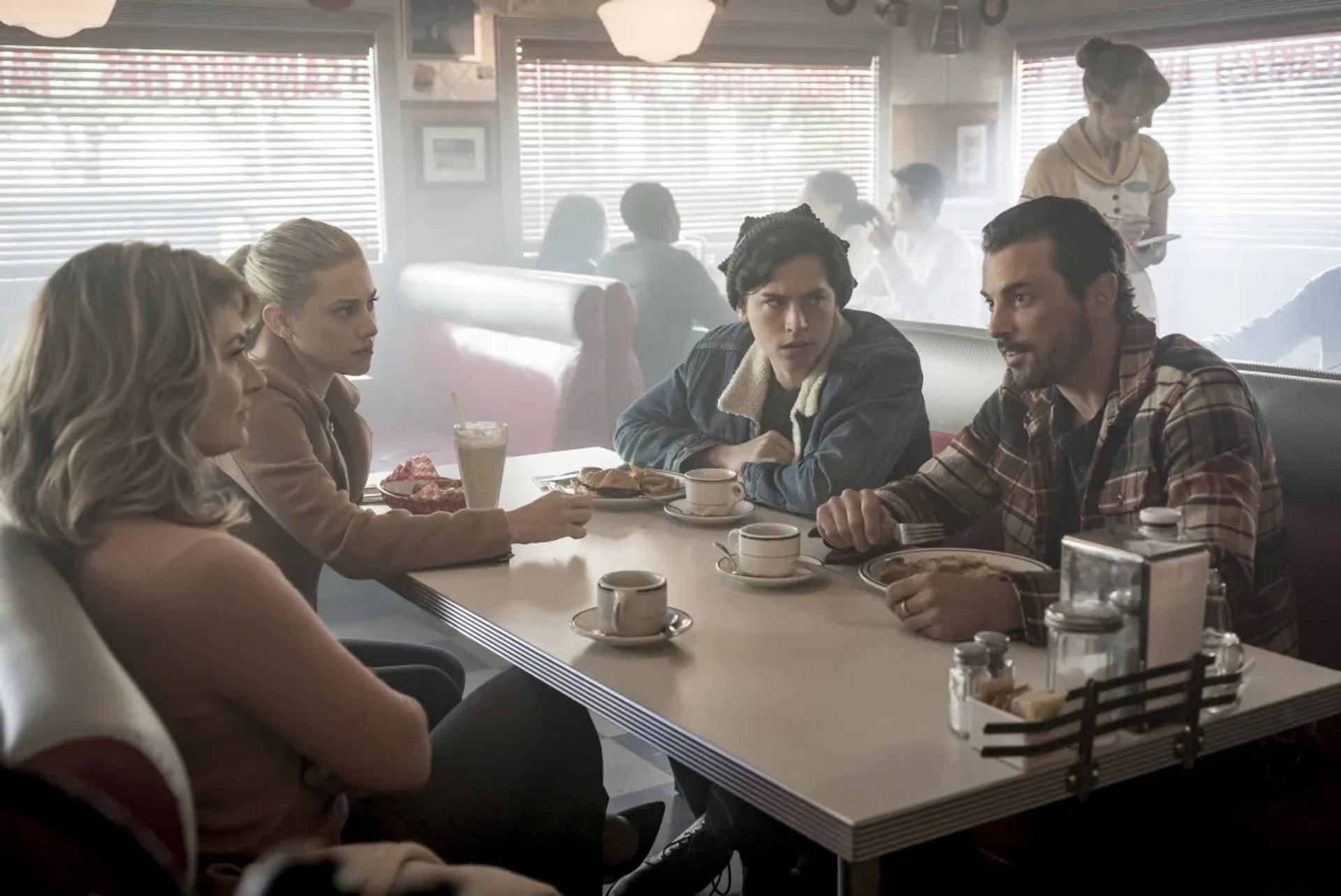 Skeet Ulrich, Mädchen Amick, Cole Sprouse, and Lili Reinhart in Riverdale (2017)