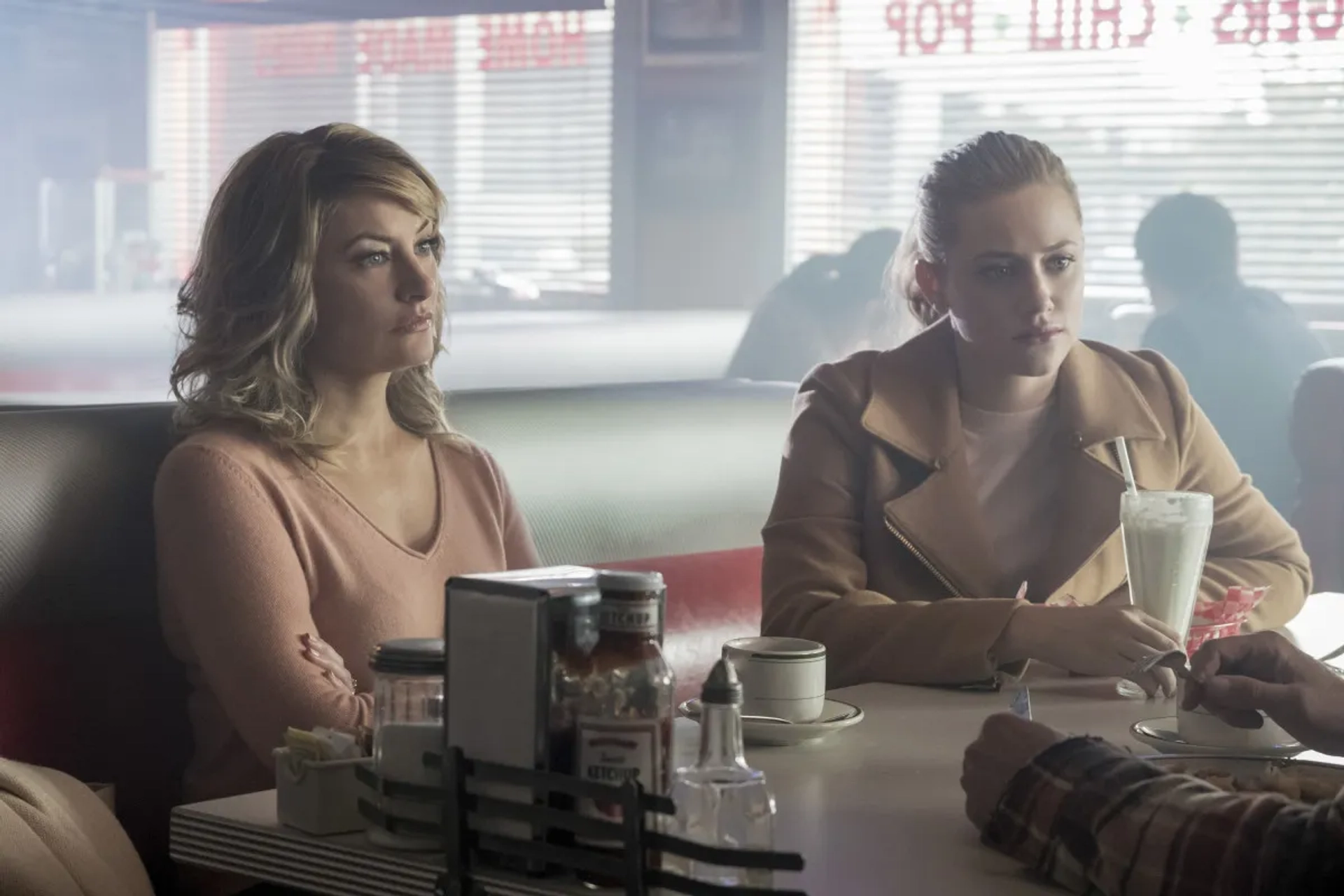 Mädchen Amick and Lili Reinhart in Riverdale (2017)