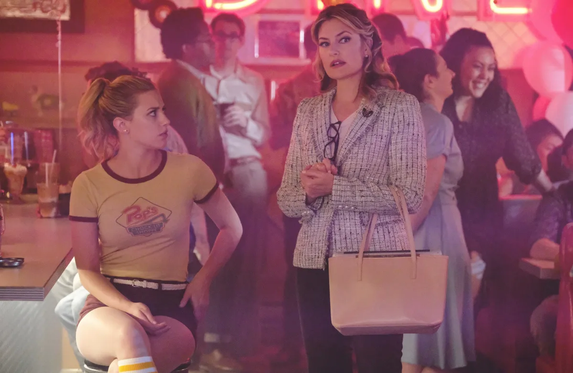 Mädchen Amick and Lili Reinhart in Riverdale (2017)