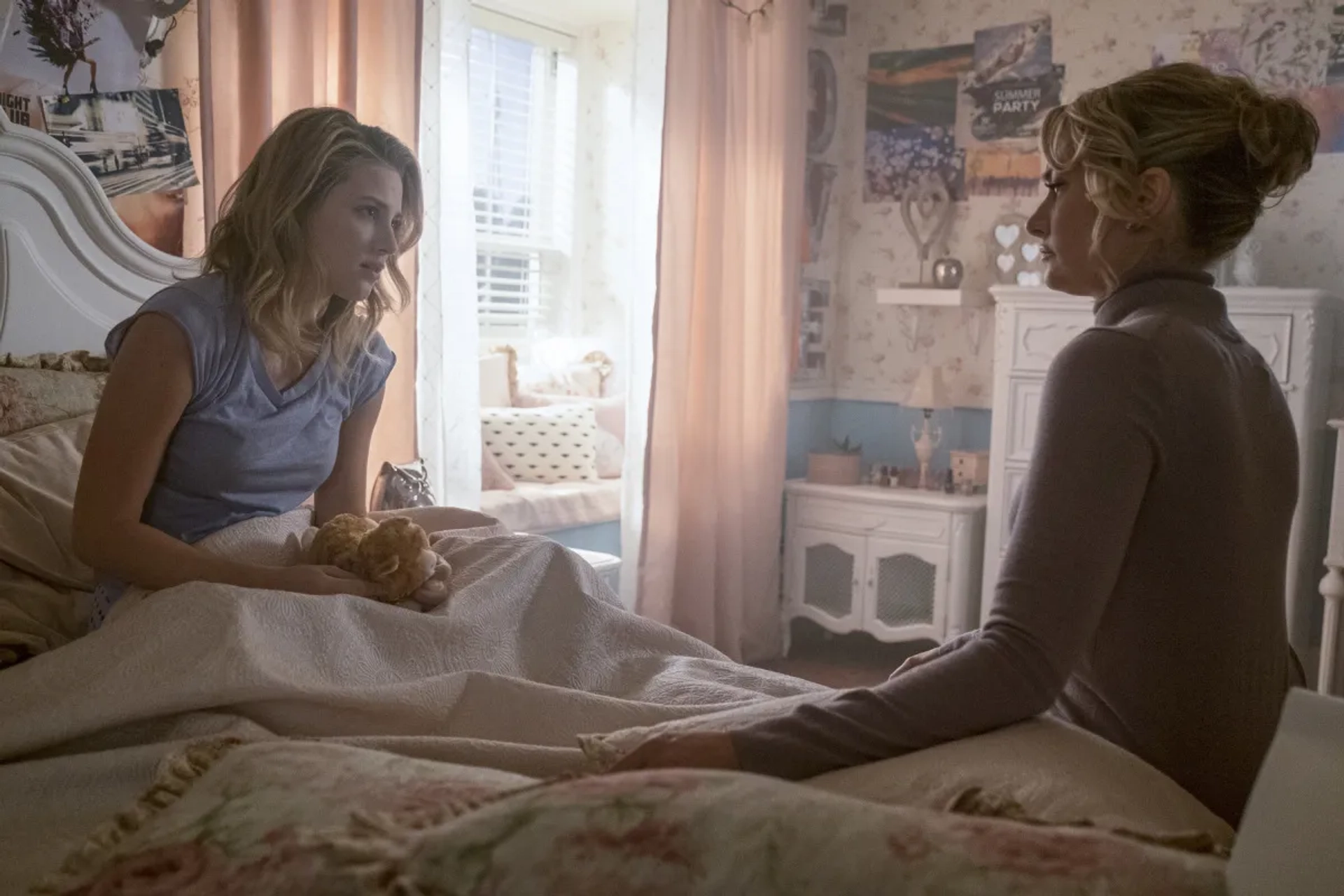 Mädchen Amick and Lili Reinhart in Riverdale (2017)