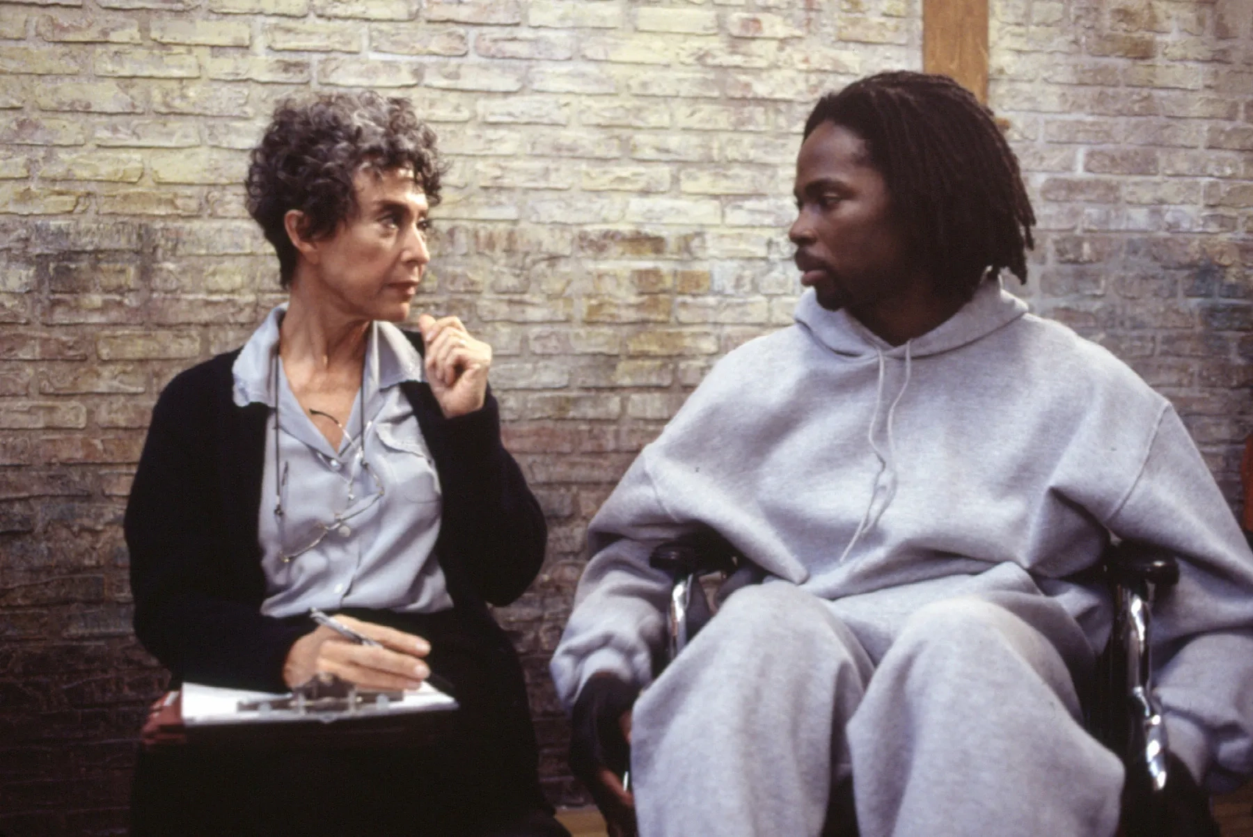 Rita Moreno and Harold Perrineau in Oz (1997)