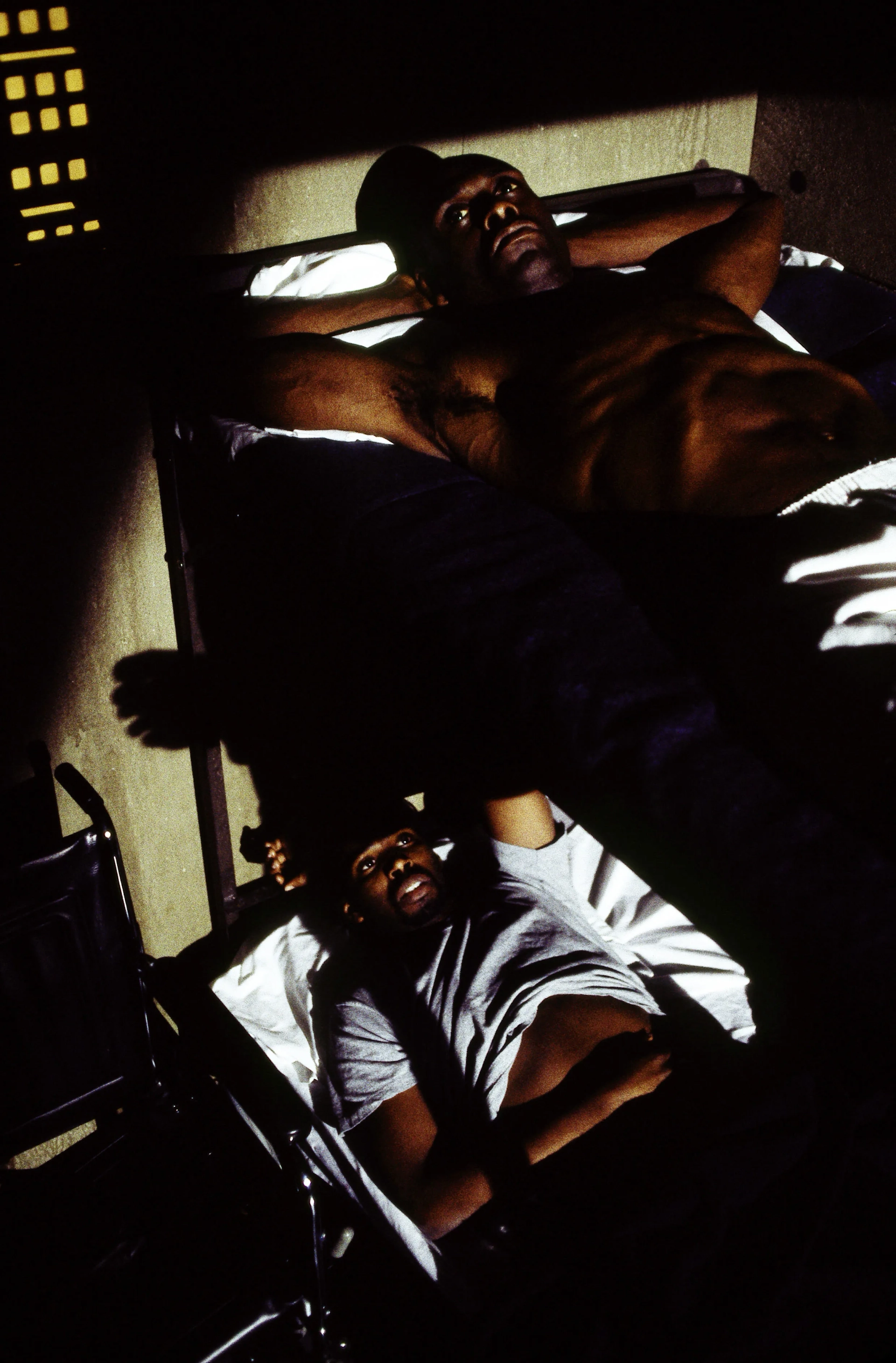 Harold Perrineau and Lance Reddick in Oz (1997)