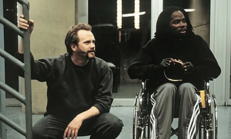 Harold Perrineau and Lee Tergesen in Oz (1997)