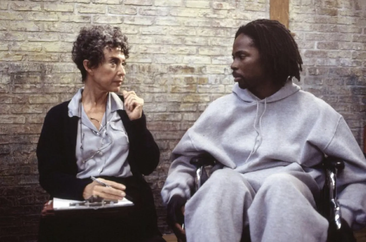 Rita Moreno and Harold Perrineau in Oz (1997)
