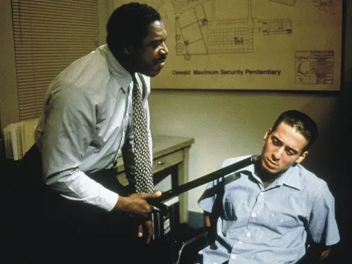 Ernie Hudson and Kirk Acevedo in Oz (1997)