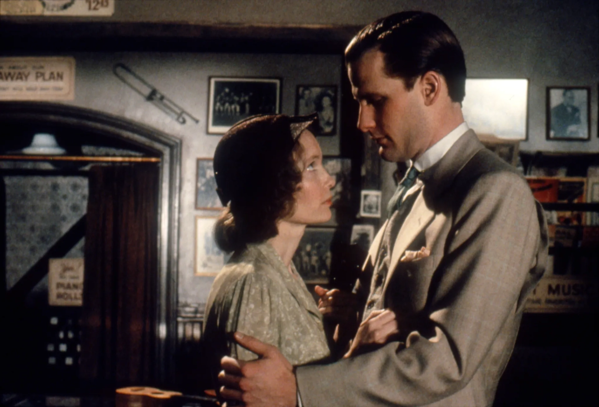 Jeff Daniels and Mia Farrow in The Purple Rose of Cairo (1985)