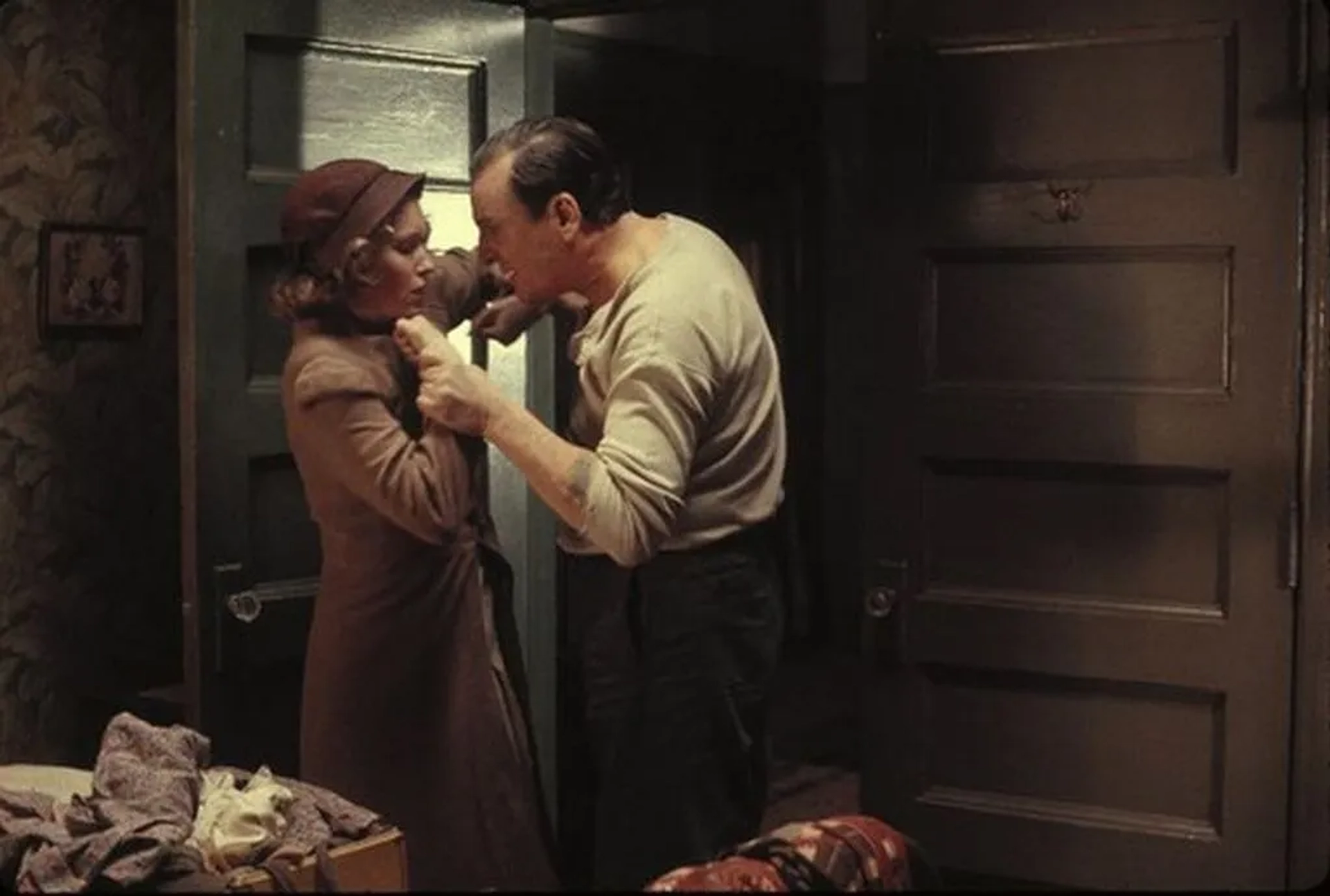 Danny Aiello and Mia Farrow in The Purple Rose of Cairo (1985)