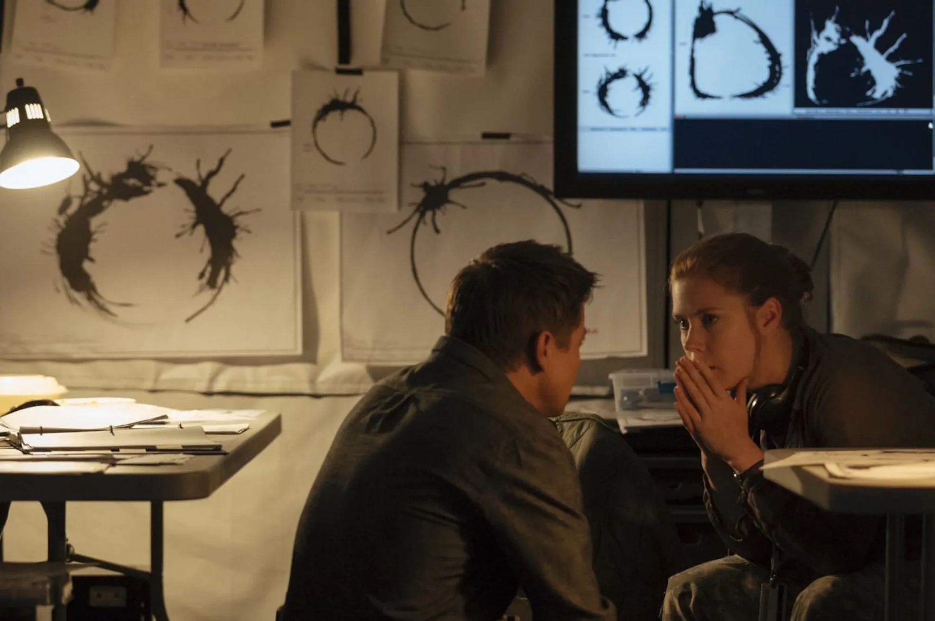 Amy Adams and Jeremy Renner in Arrival (2016)